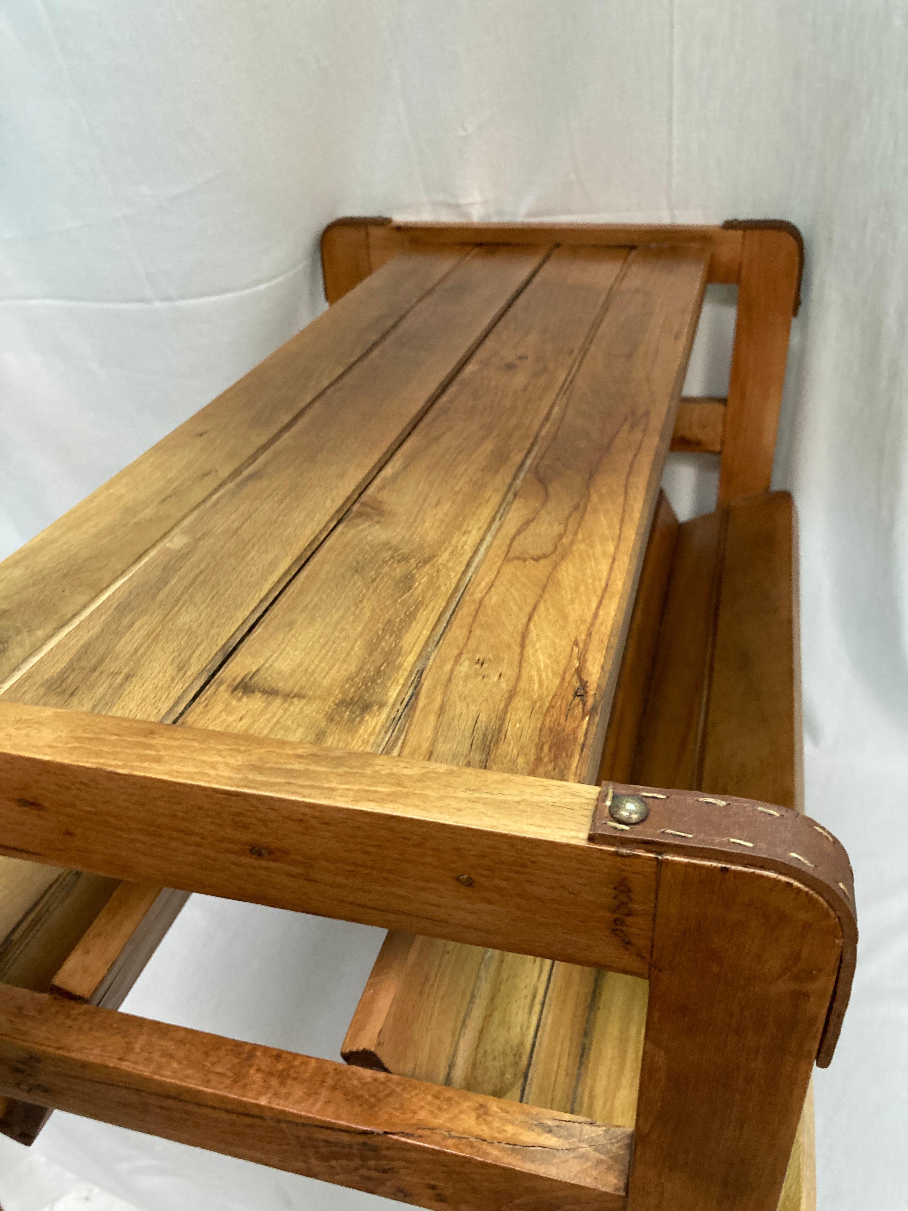 Cuir Table d'appoint en cuir piqué et bois des années 1950 par Jacques Adnet en vente