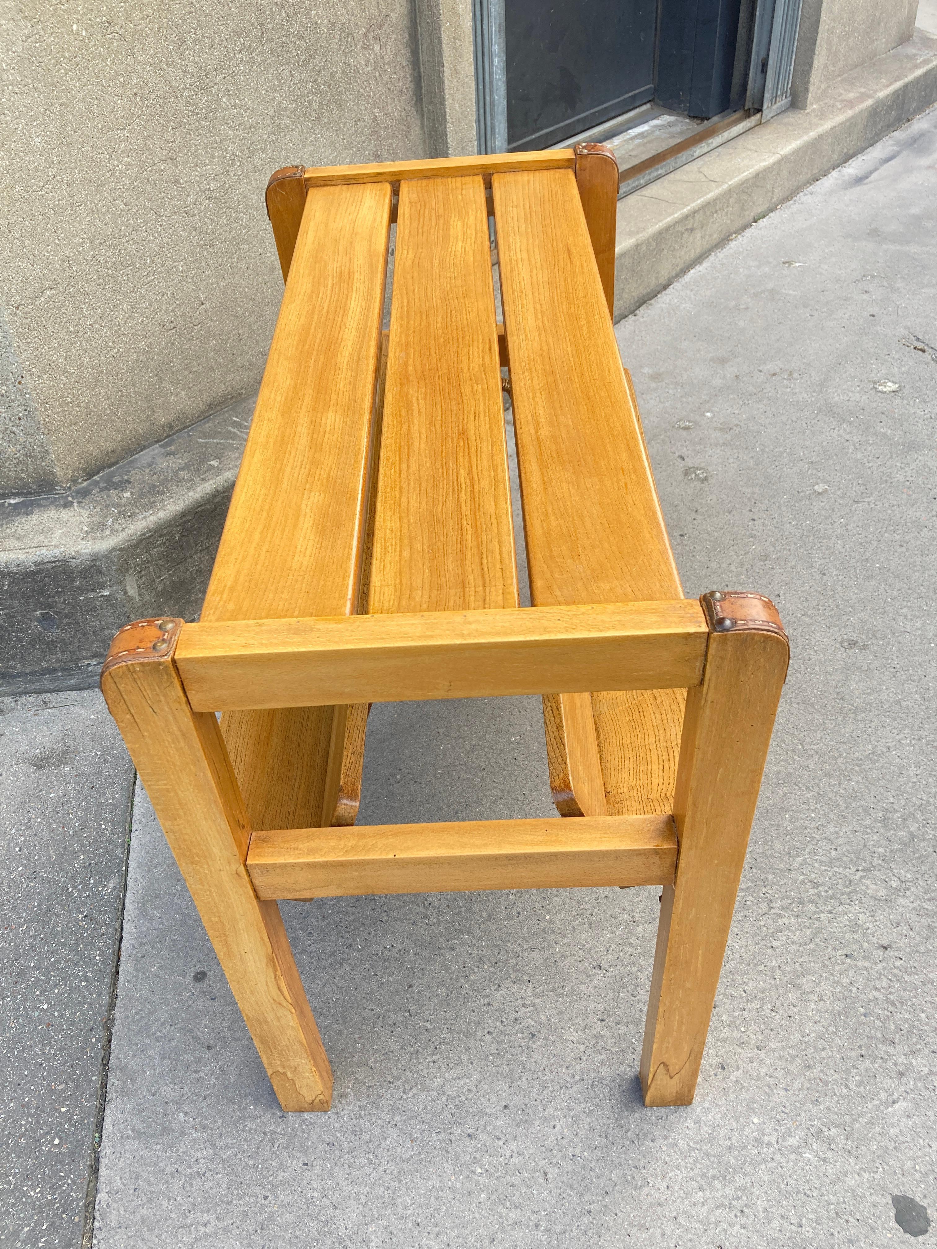 Beistelltisch aus Leder und Holz, 1950er Jahre, von Jacques Adnet im Angebot 1