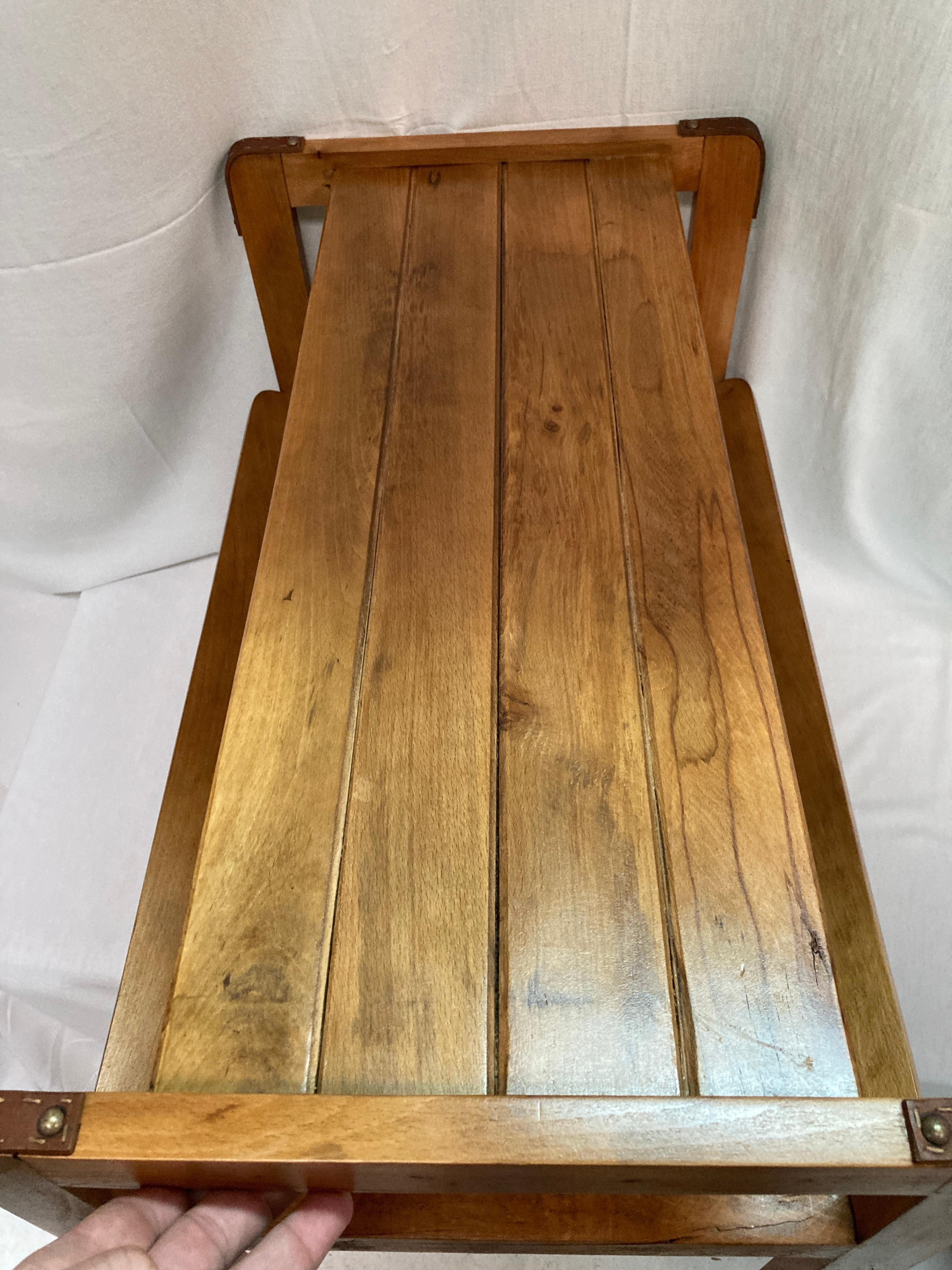 Table d'appoint en cuir piqué et bois des années 1950 par Jacques Adnet en vente 2