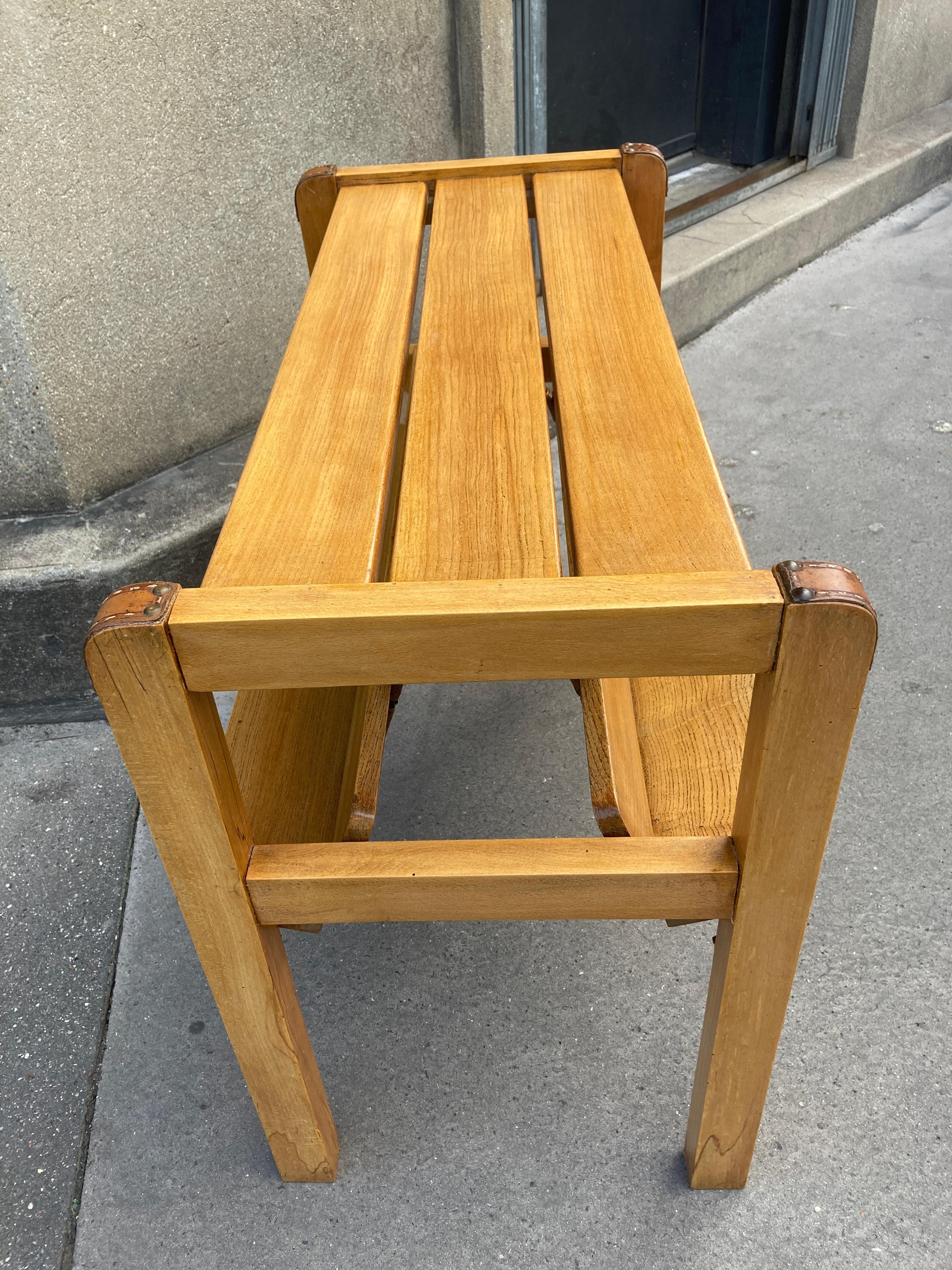 Beistelltisch aus Leder und Holz, 1950er Jahre, von Jacques Adnet im Angebot 4