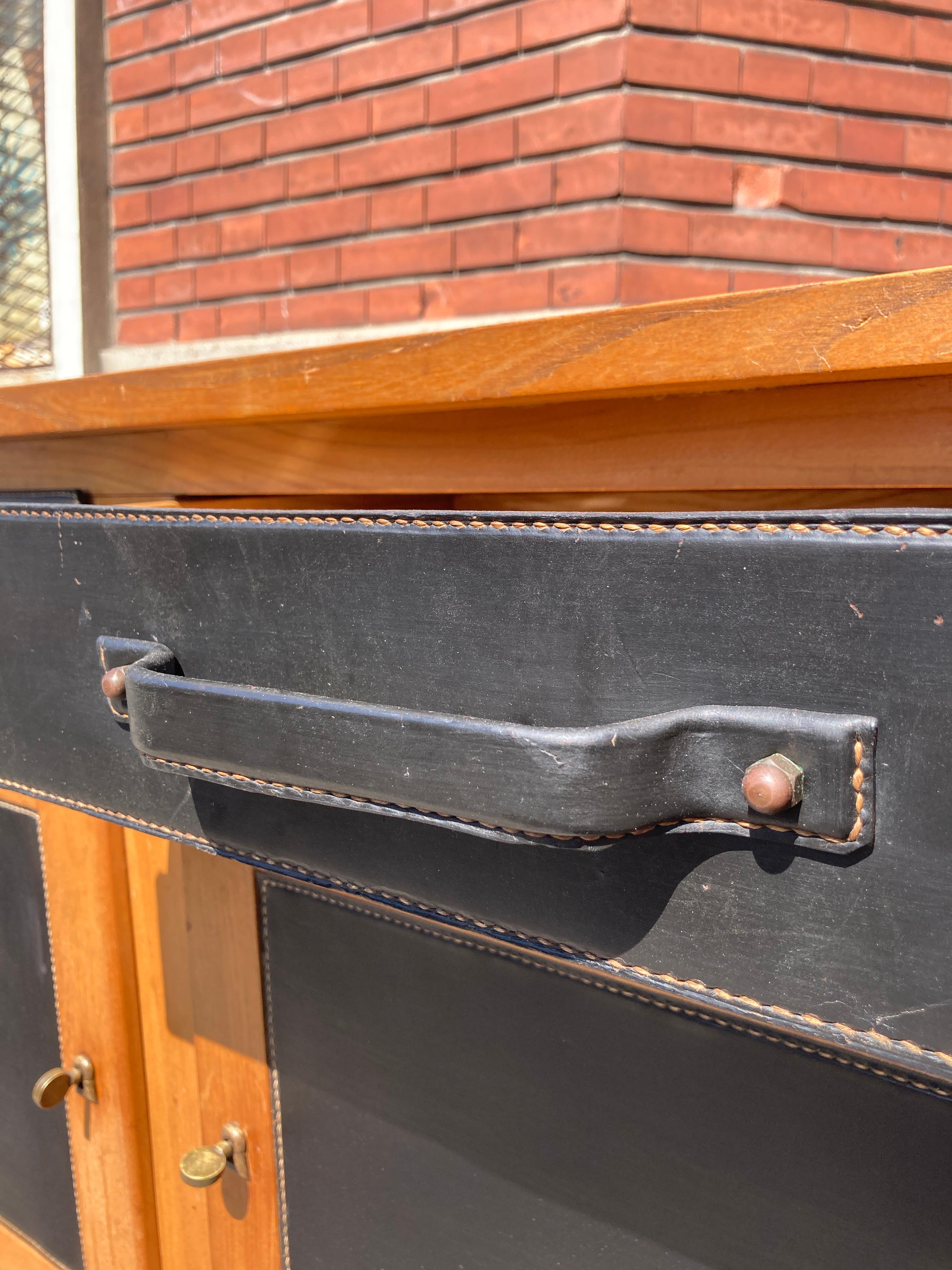 Credenza in pelle e legno Stitch by Stitch di Jacques Adnet del 1950 in vendita 4