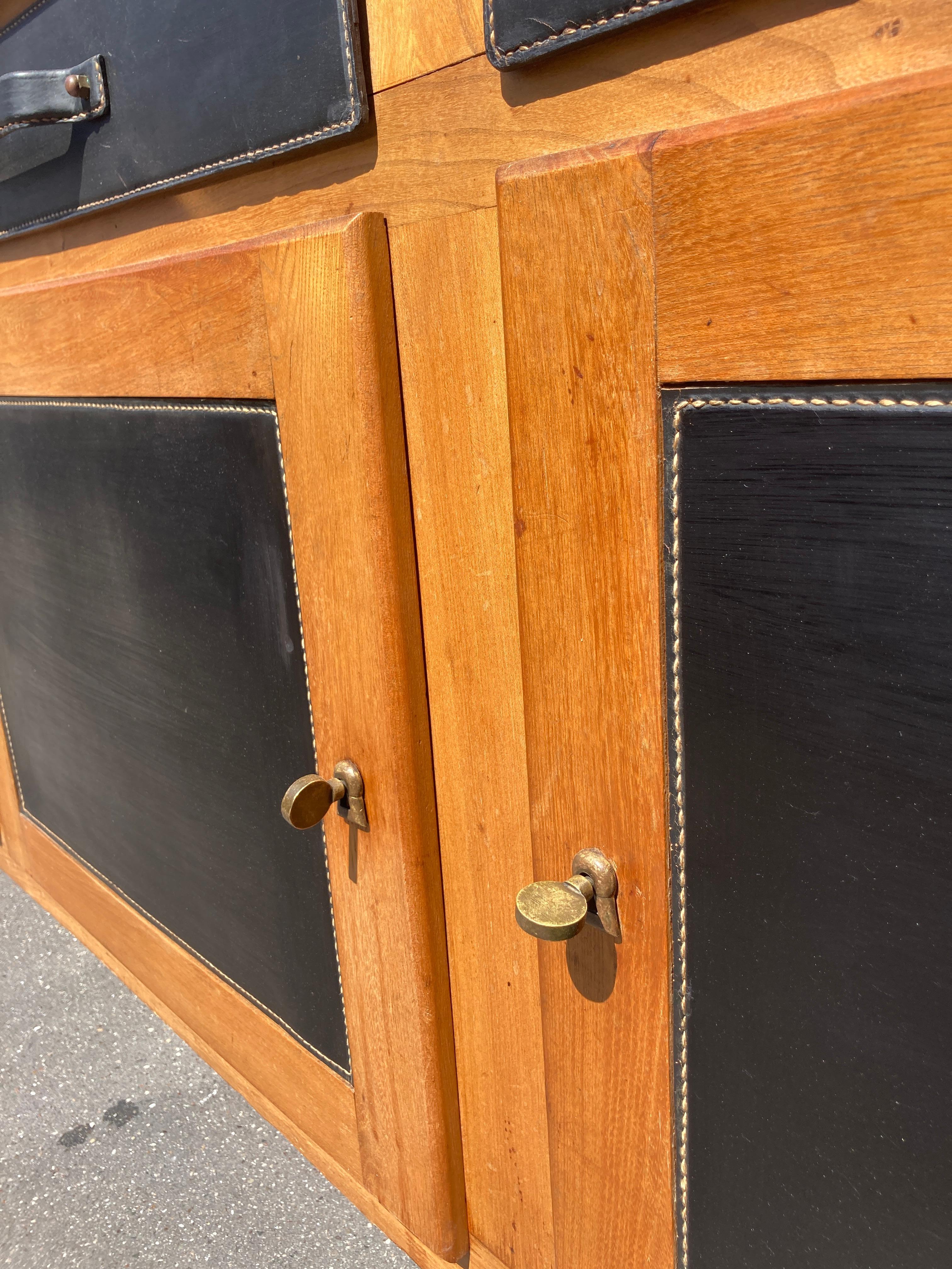 Credenza in pelle e legno Stitch by Stitch di Jacques Adnet del 1950 in vendita 6