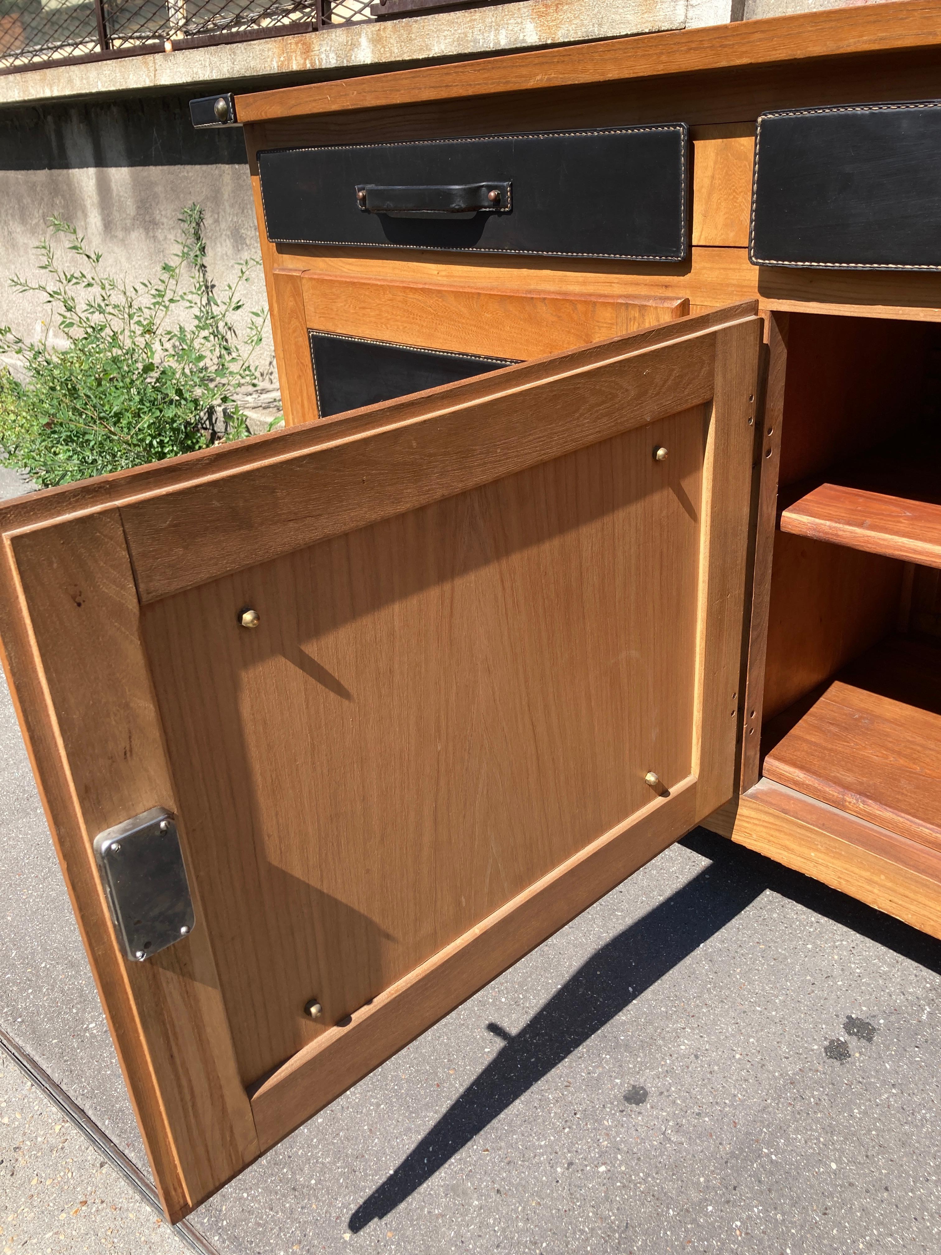 Credenza in pelle e legno Stitch by Stitch di Jacques Adnet del 1950 in vendita 9
