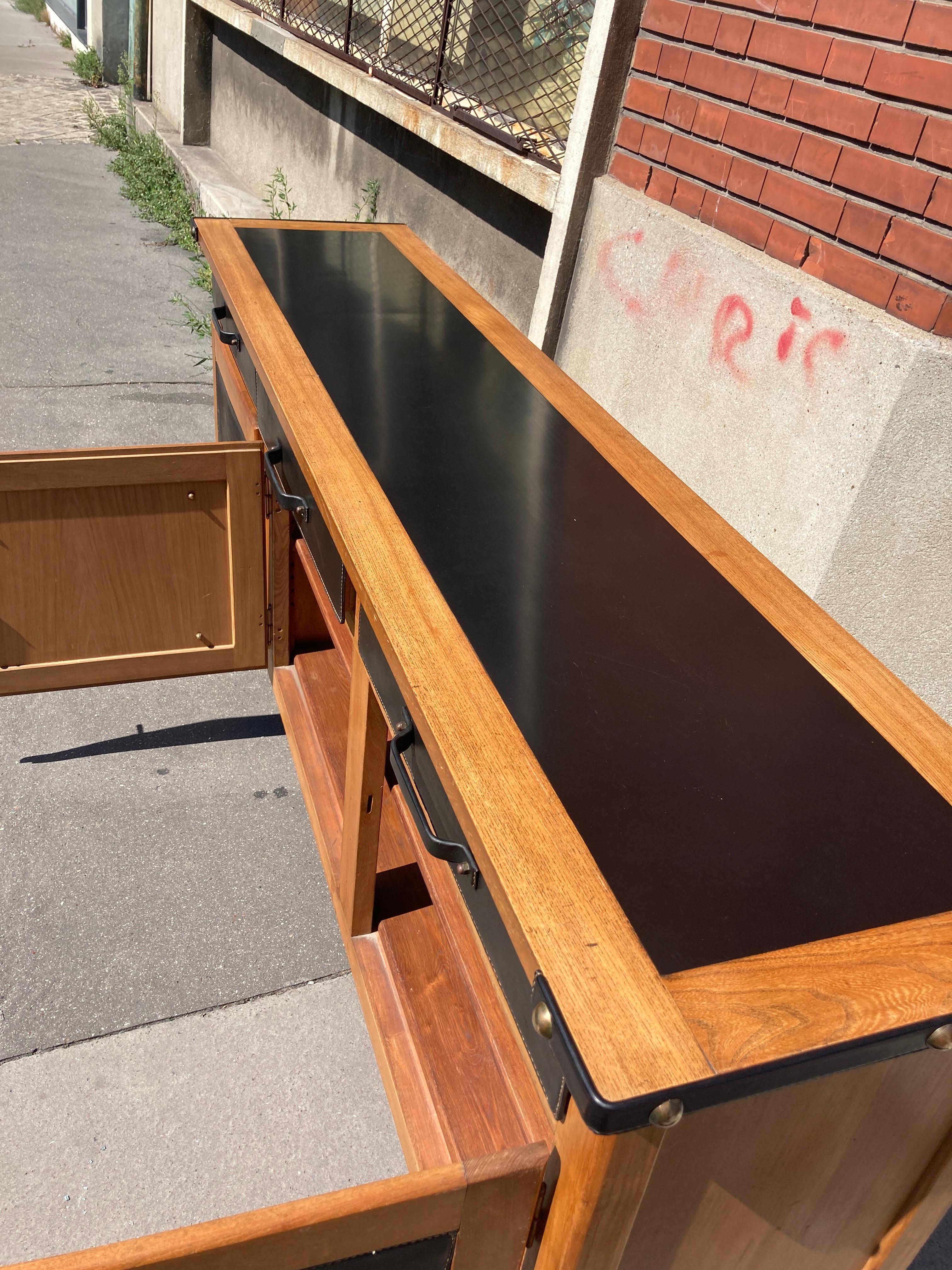 Credenza in pelle e legno Stitch by Stitch di Jacques Adnet del 1950 in vendita 10