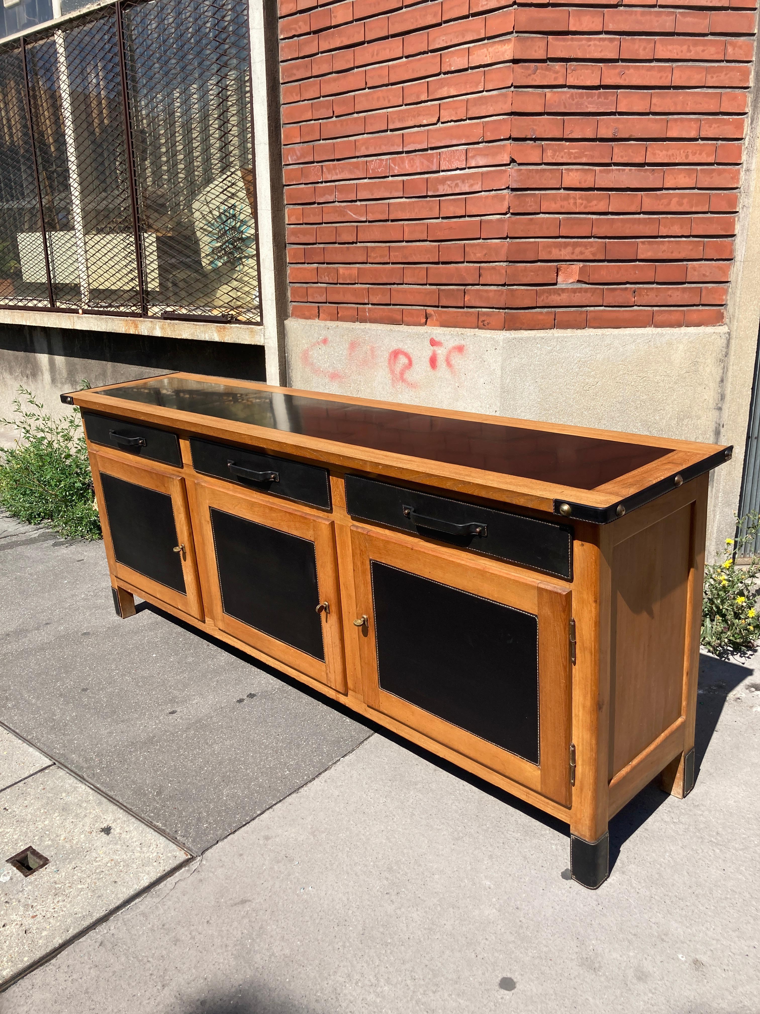 Rarissima credenza in pelle e legno Stitch by Stitch di Jacques Adnet degli anni '50
Francia