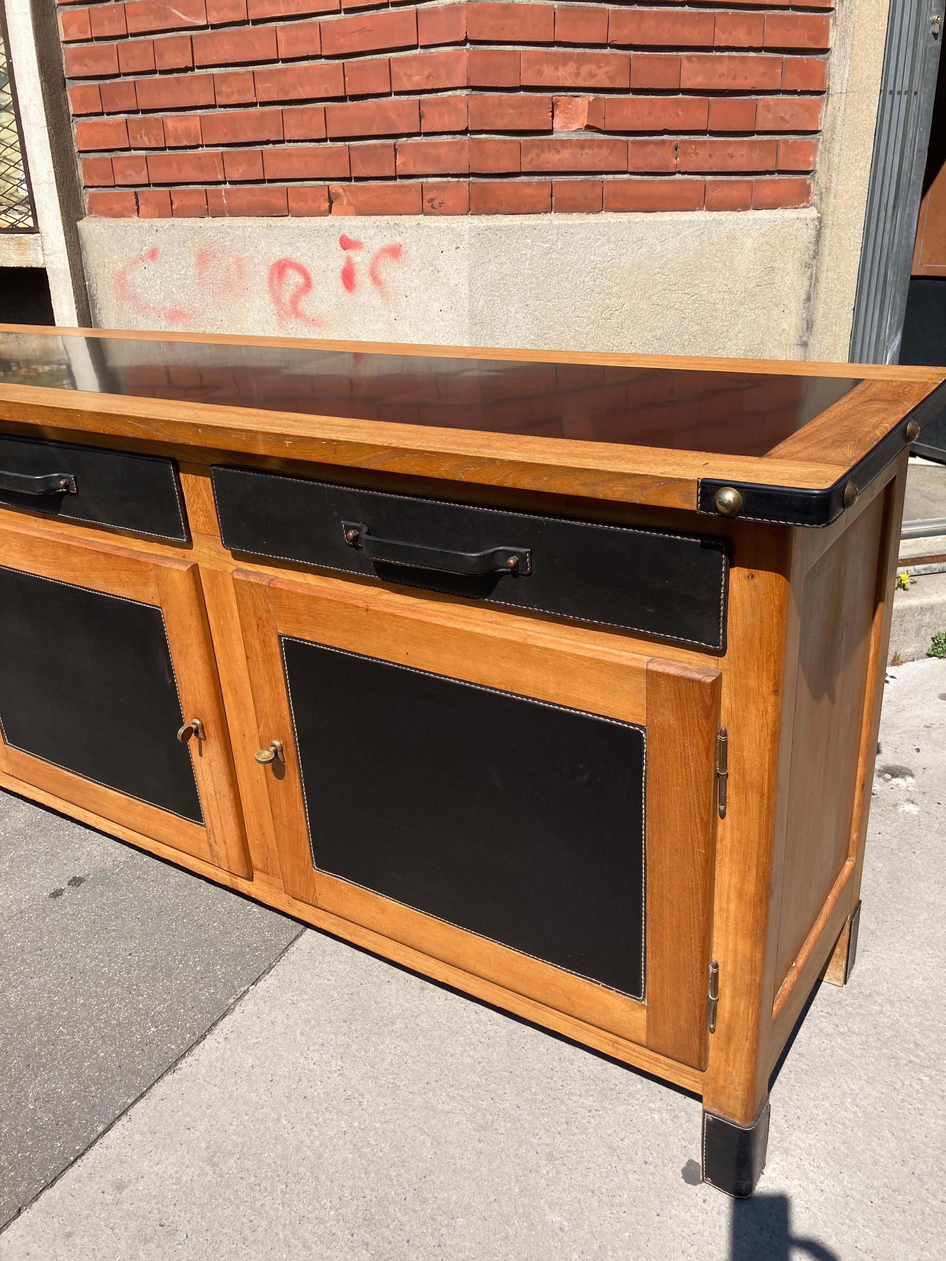 Francese Credenza in pelle e legno Stitch by Stitch di Jacques Adnet del 1950 in vendita