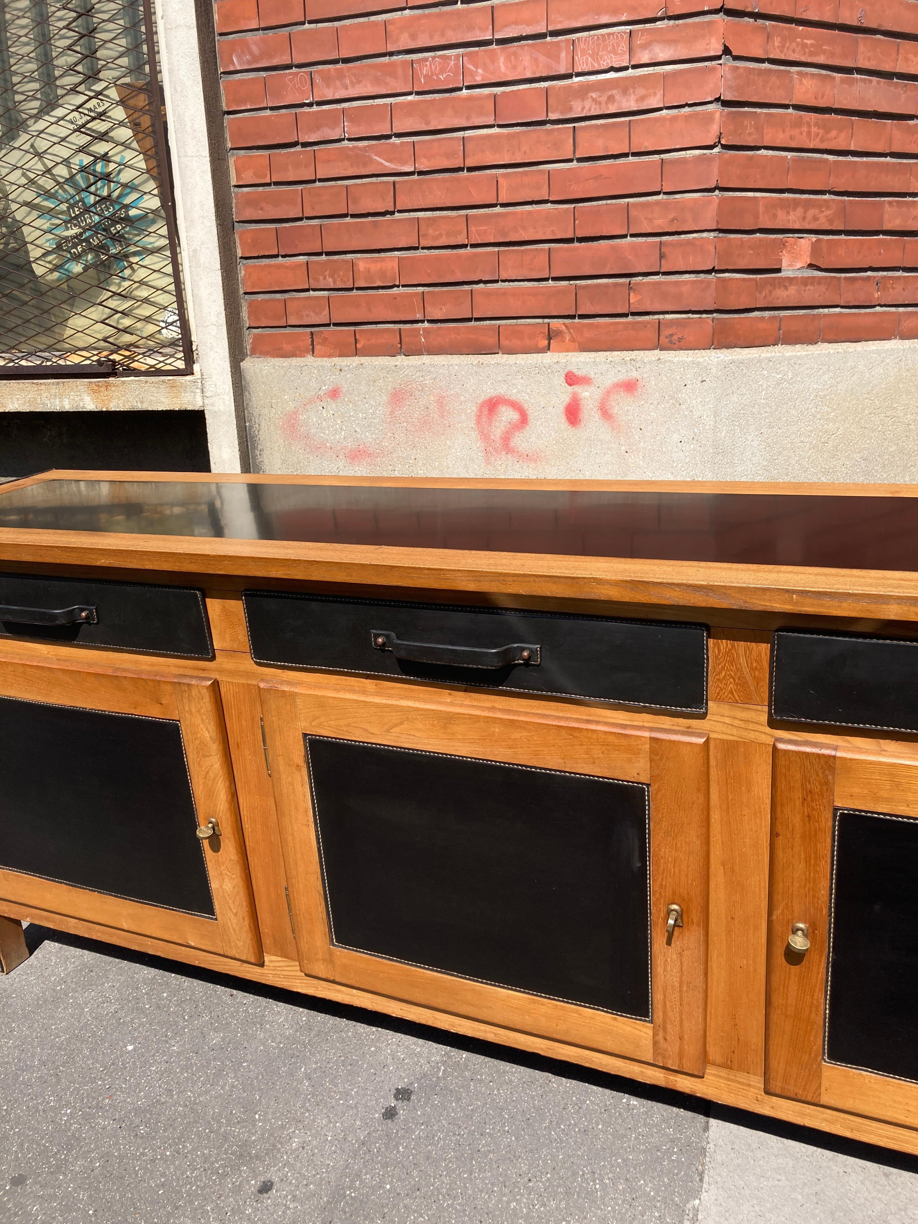 Credenza in pelle e legno Stitch by Stitch di Jacques Adnet del 1950 In condizioni buone in vendita a Bois-Colombes, FR