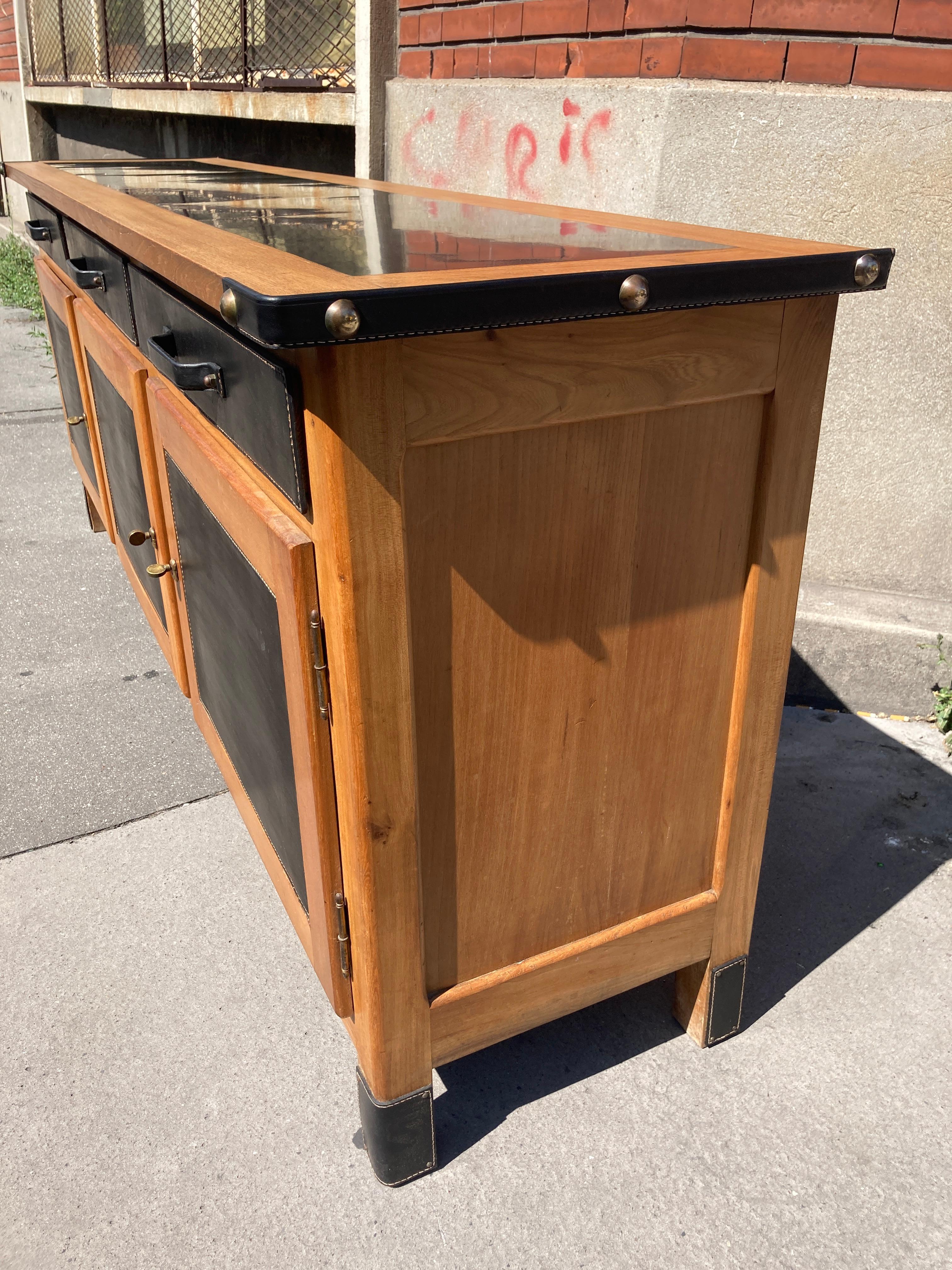 Metà XX secolo Credenza in pelle e legno Stitch by Stitch di Jacques Adnet del 1950 in vendita