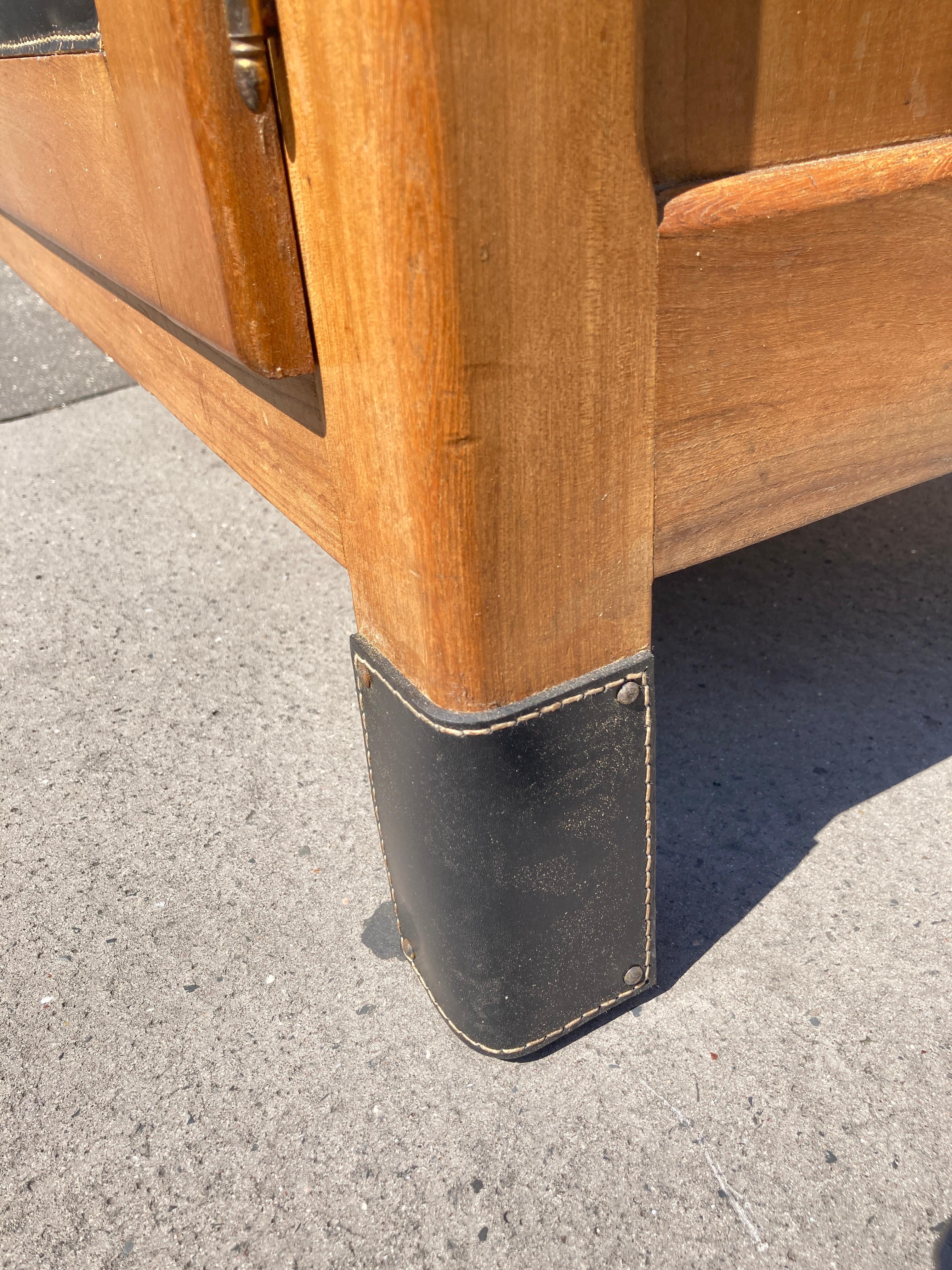 Pelle Credenza in pelle e legno Stitch by Stitch di Jacques Adnet del 1950 in vendita