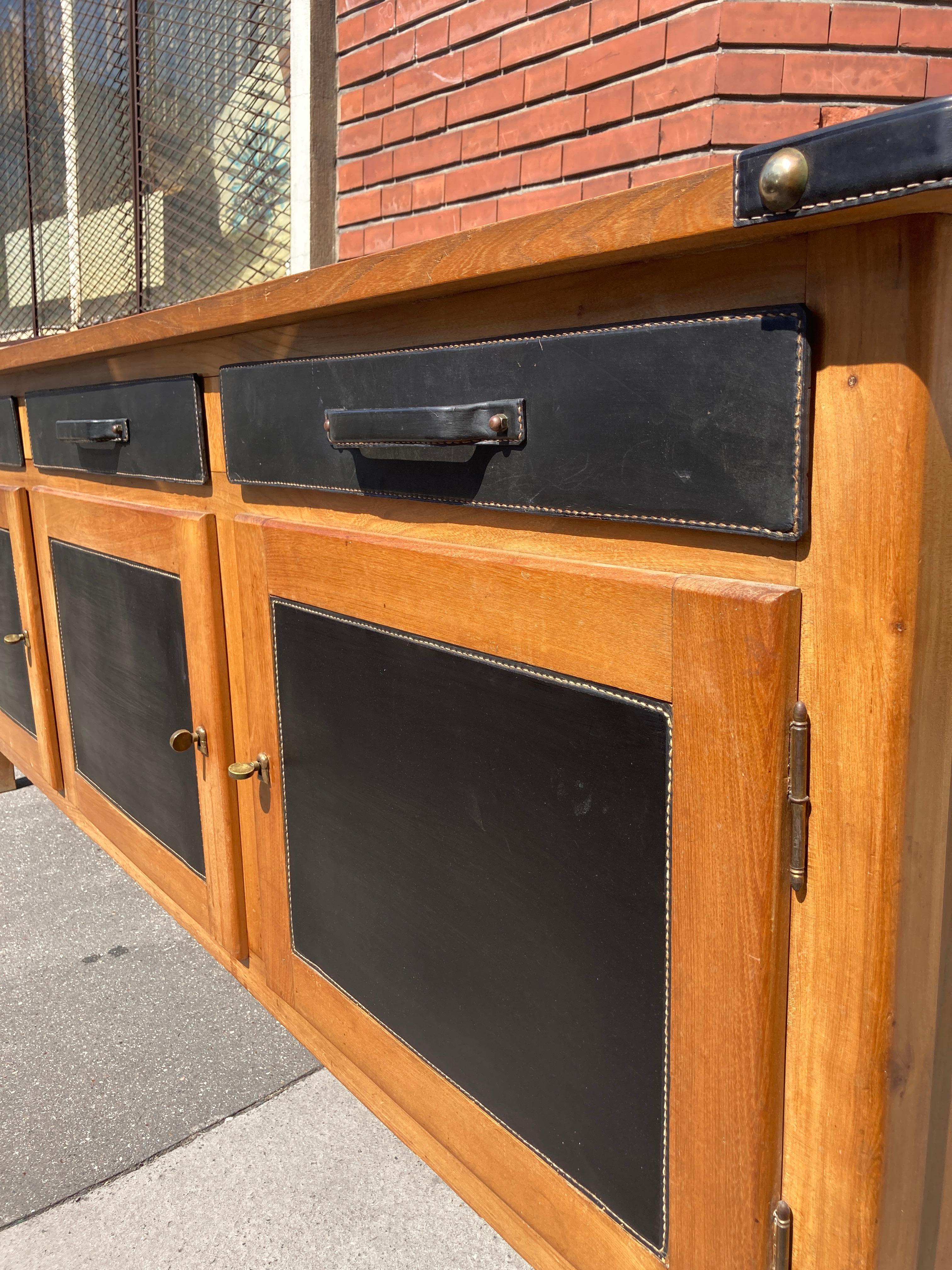 Credenza in pelle e legno Stitch by Stitch di Jacques Adnet del 1950 in vendita 2