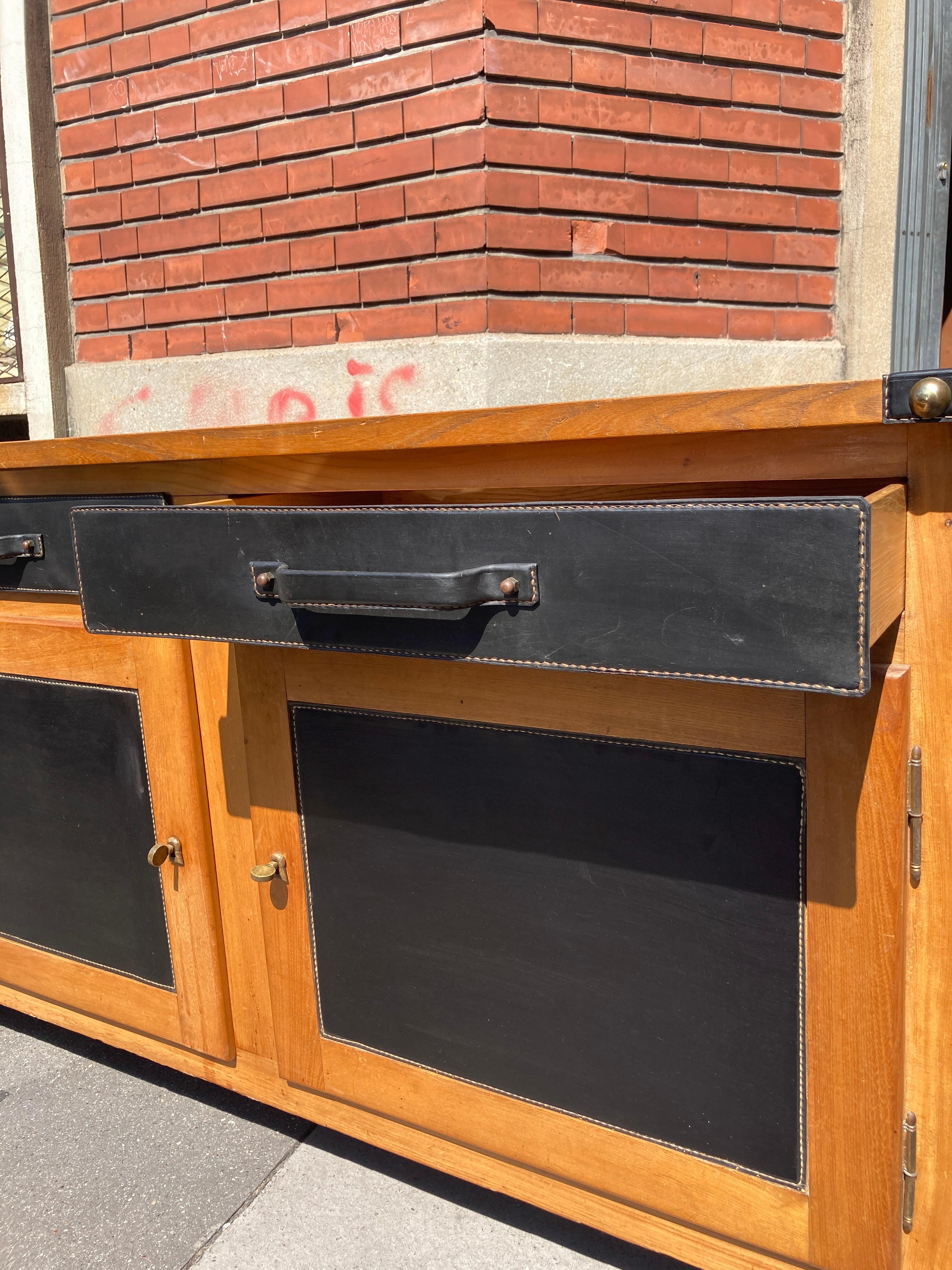 Credenza in pelle e legno Stitch by Stitch di Jacques Adnet del 1950 in vendita 3