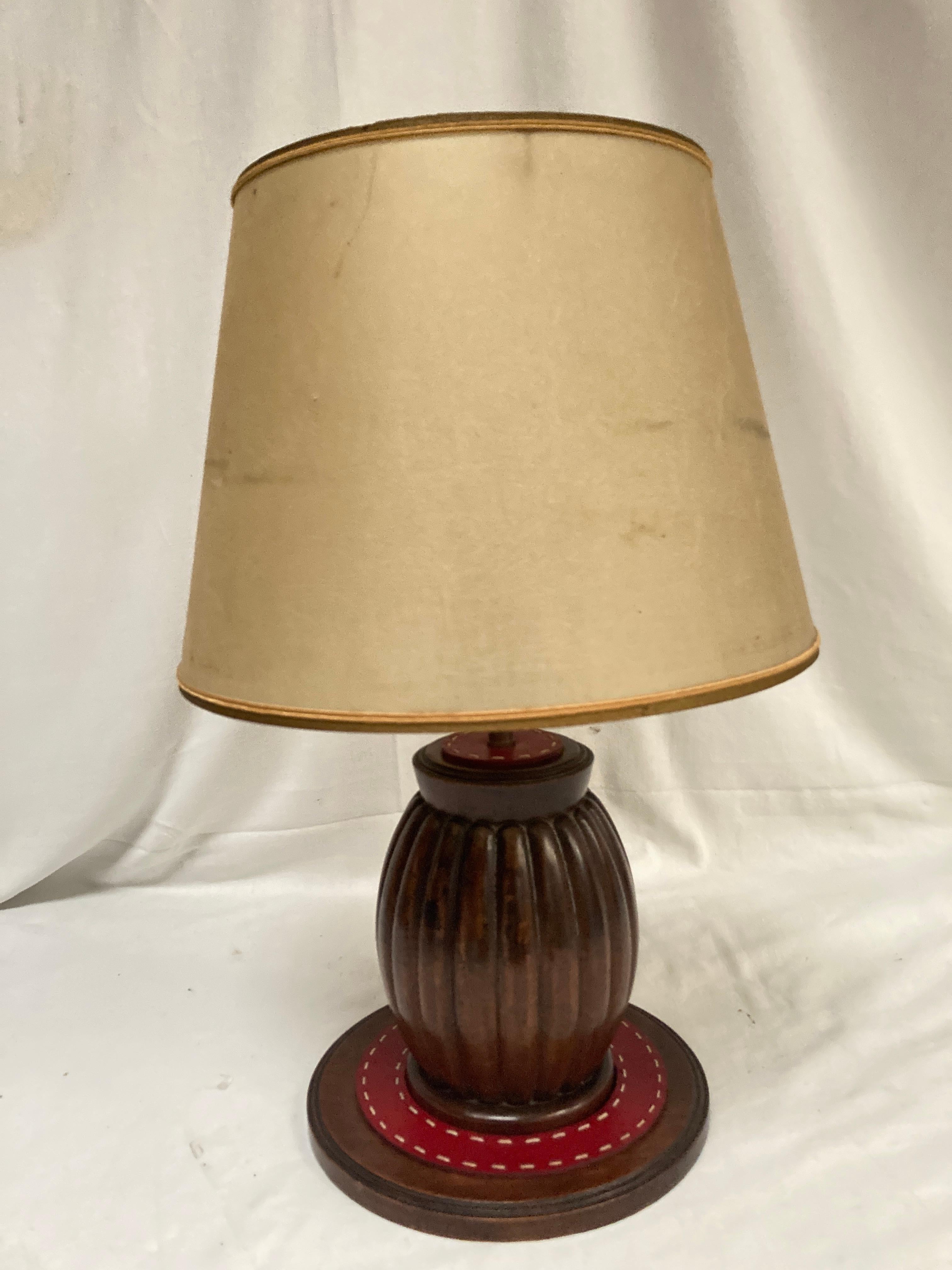 Lampe de table en cuir cousue des années 1950 par Jacques Adnet
Dimensions données sans ombre
Pas d'abat-jour inclus
Nouveau câblage 
