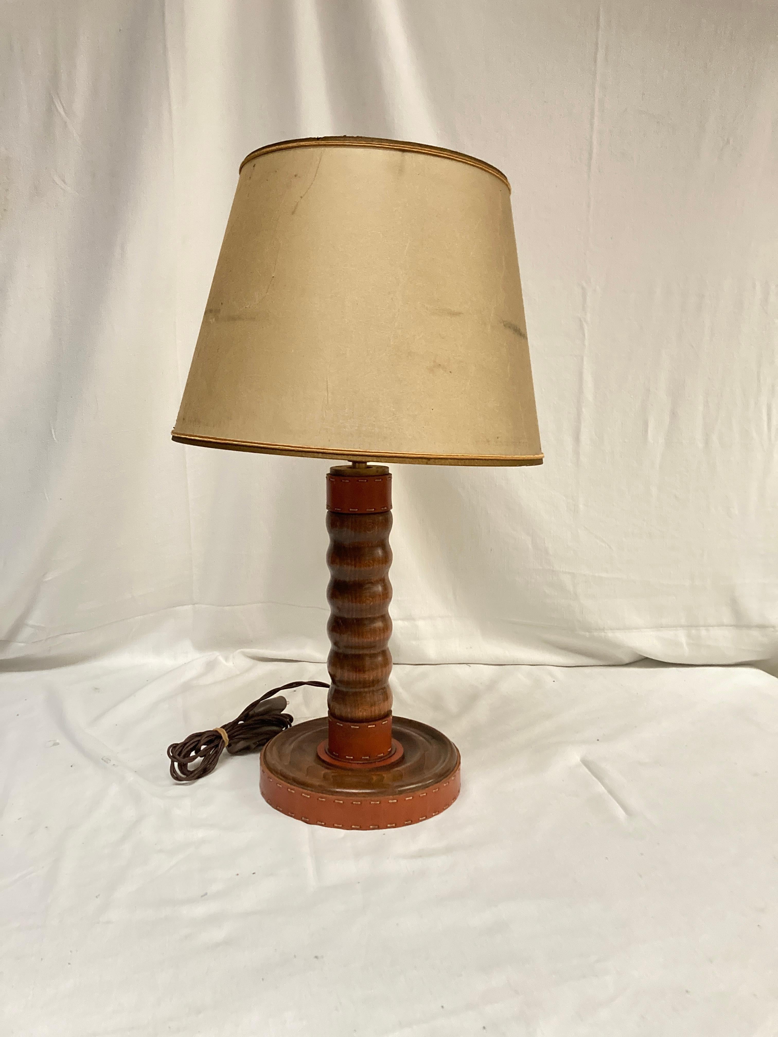 Lampe de table en bois et cuir cousu des années 1950 par Jacques Adnet
France
Pas d'abat-jour inclus
Dimensions données sans ombre