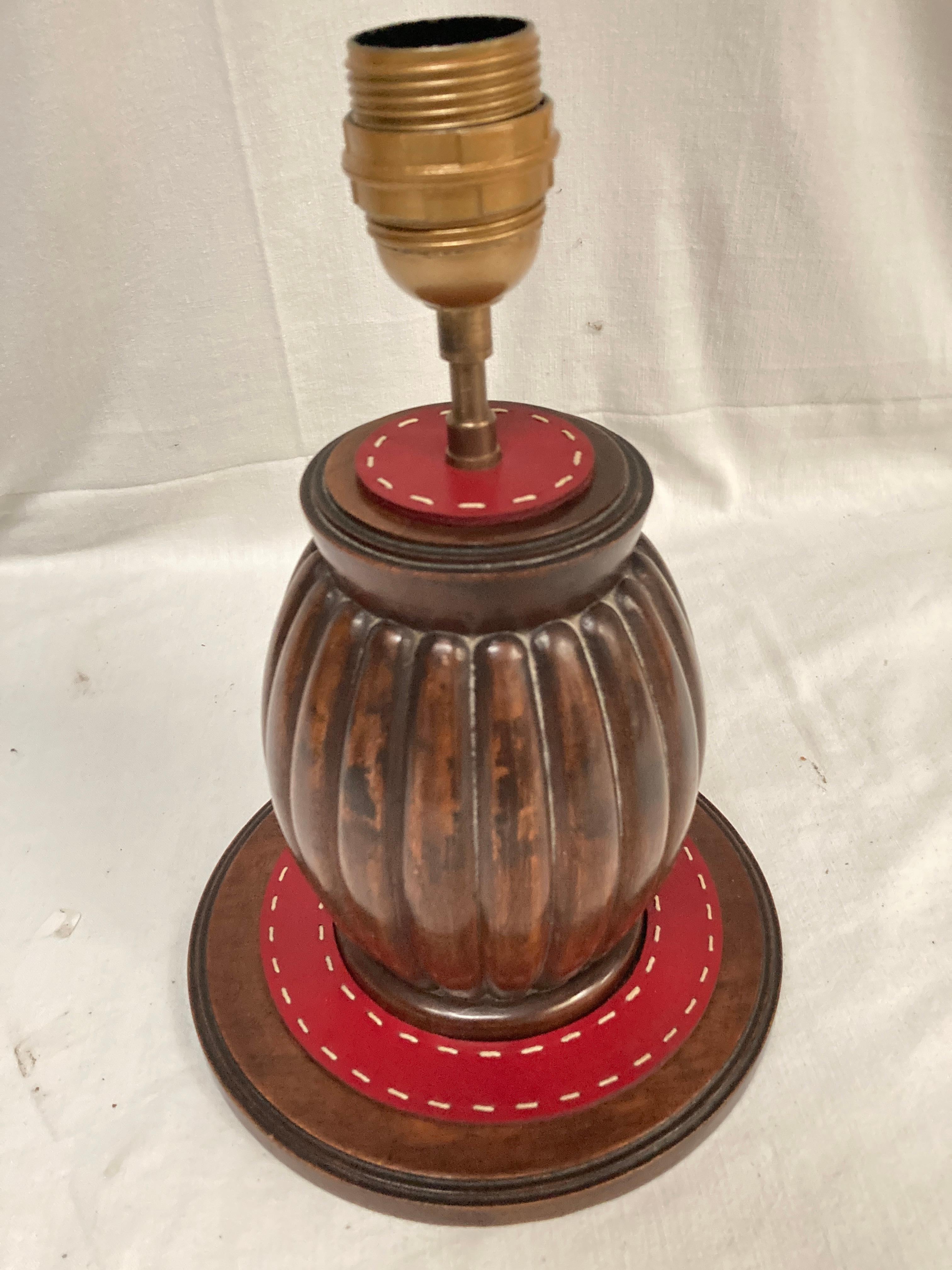 Français Lampe de table en bois et cuir cousu des années 1950 par Jacques Adnet en vente