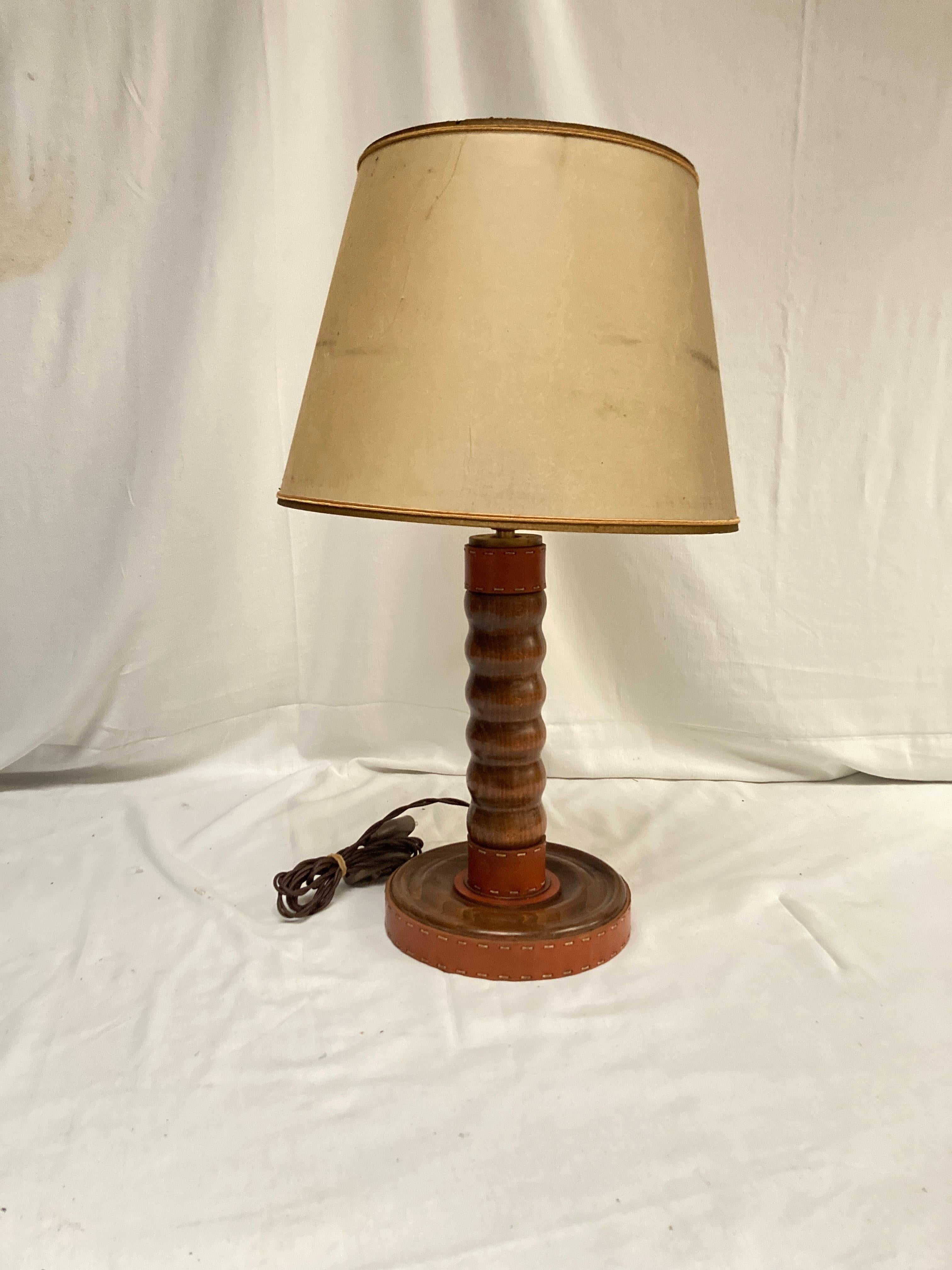Français Lampe de table en bois et cuir cousu des années 1950 par Jacques Adnet en vente