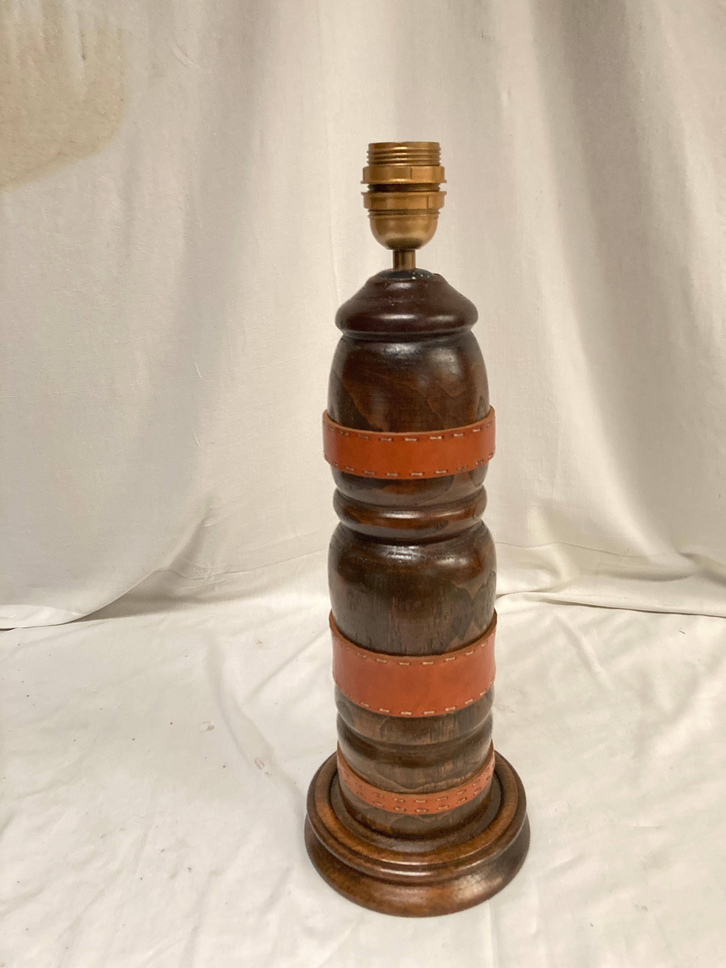 Cuero y madera cosidos en 1950  Lámpara de mesa de Jacques Adnet Francés en venta
