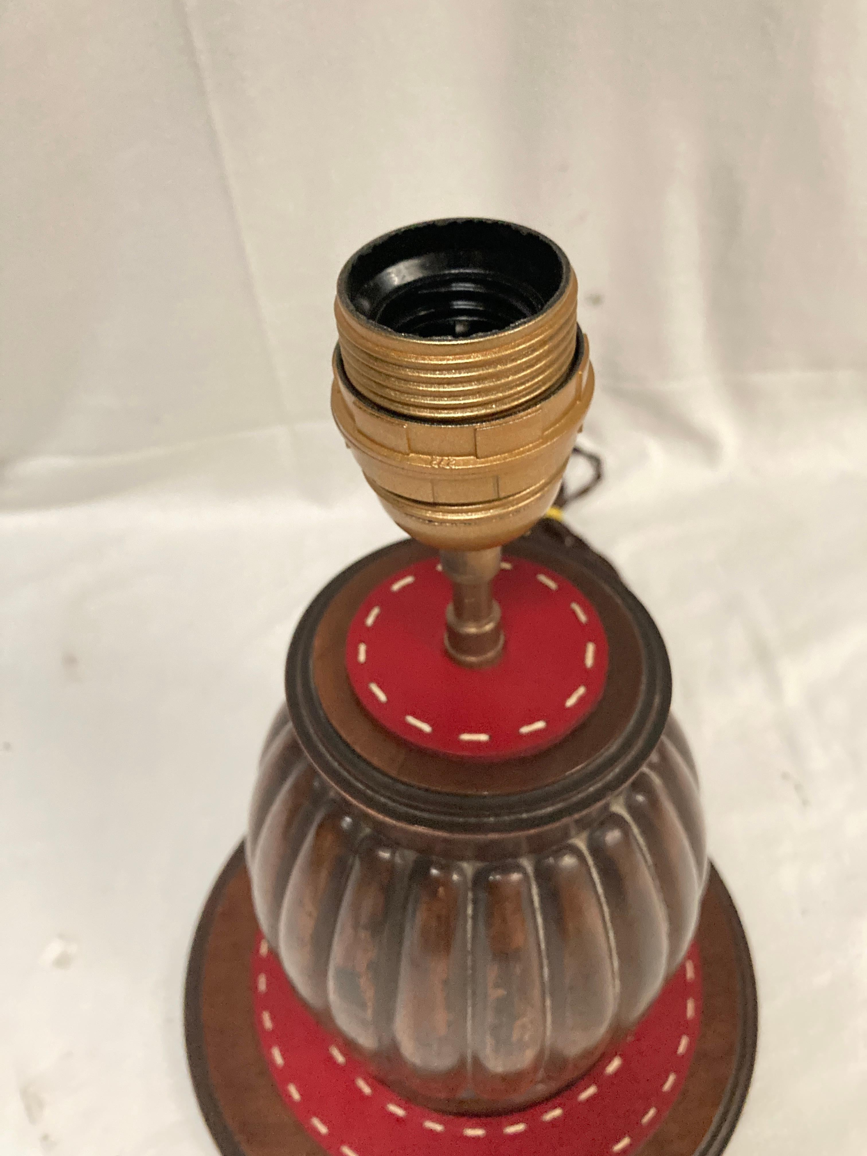 Lampe de table en bois et cuir cousu des années 1950 par Jacques Adnet Bon état - En vente à New York, NY