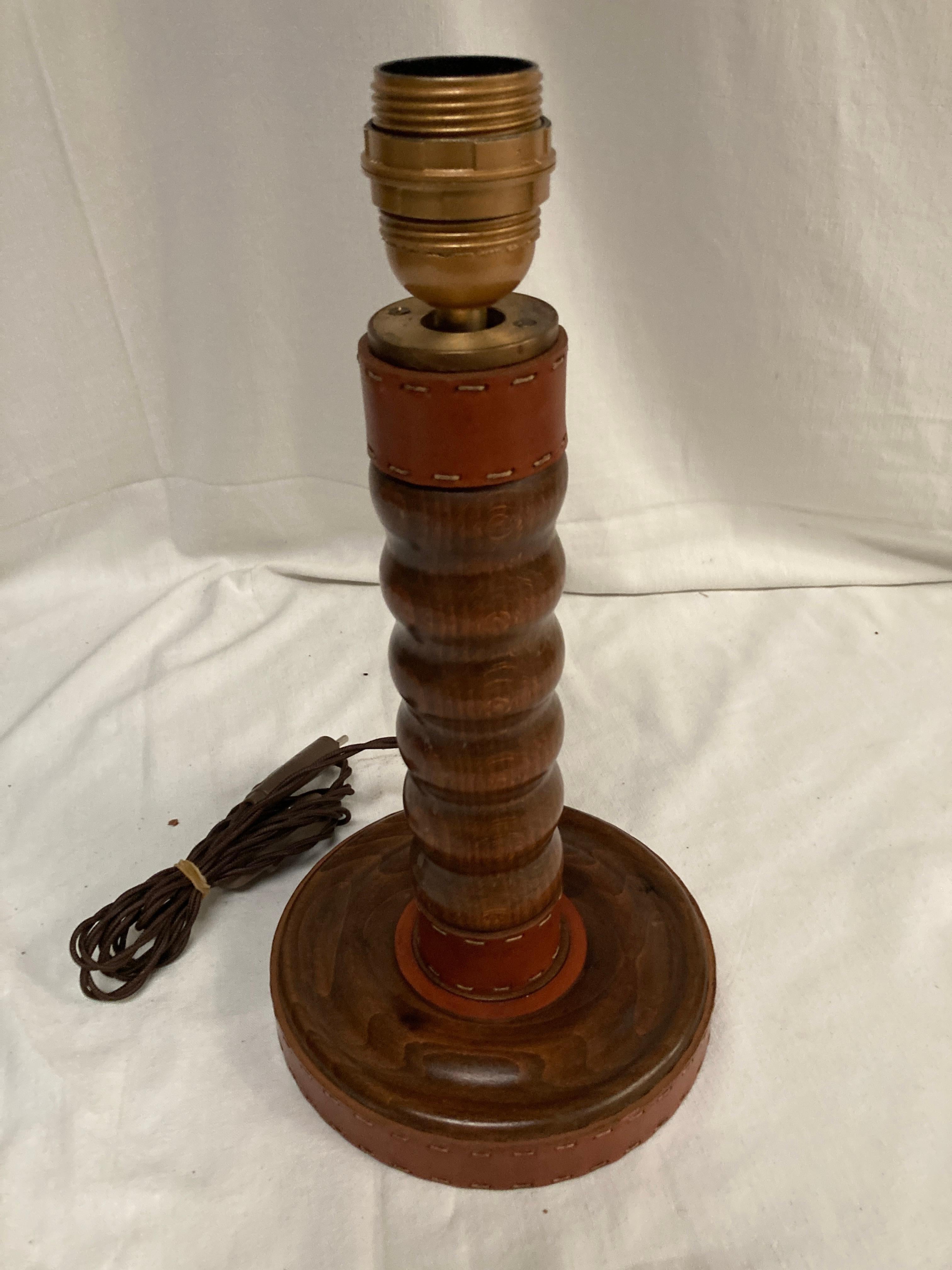 Lampe de table en bois et cuir cousu des années 1950 par Jacques Adnet Bon état - En vente à Bois-Colombes, FR