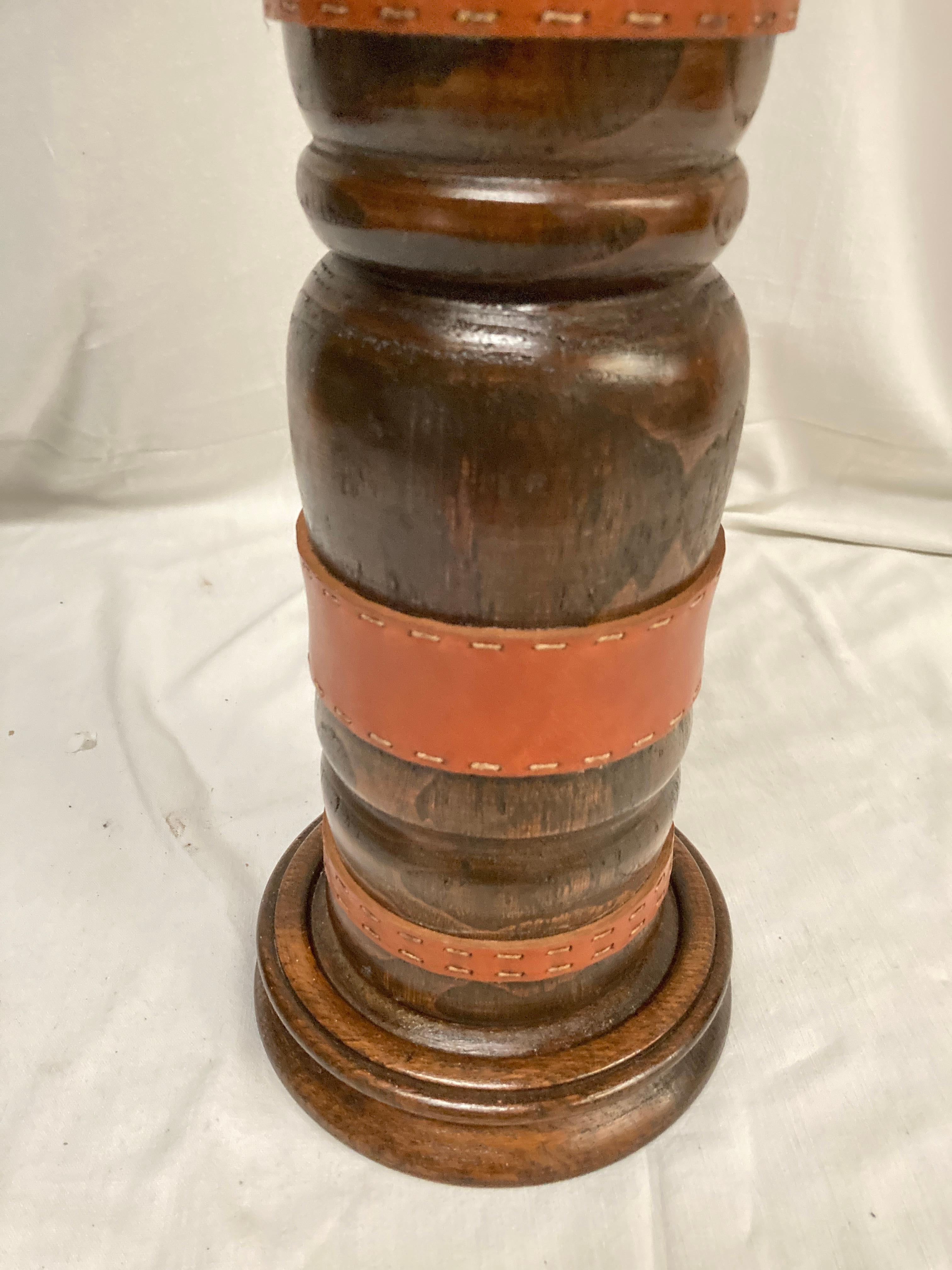 Cuero y madera cosidos en 1950  Lámpara de mesa de Jacques Adnet en Bueno estado para la venta en Bois-Colombes, FR