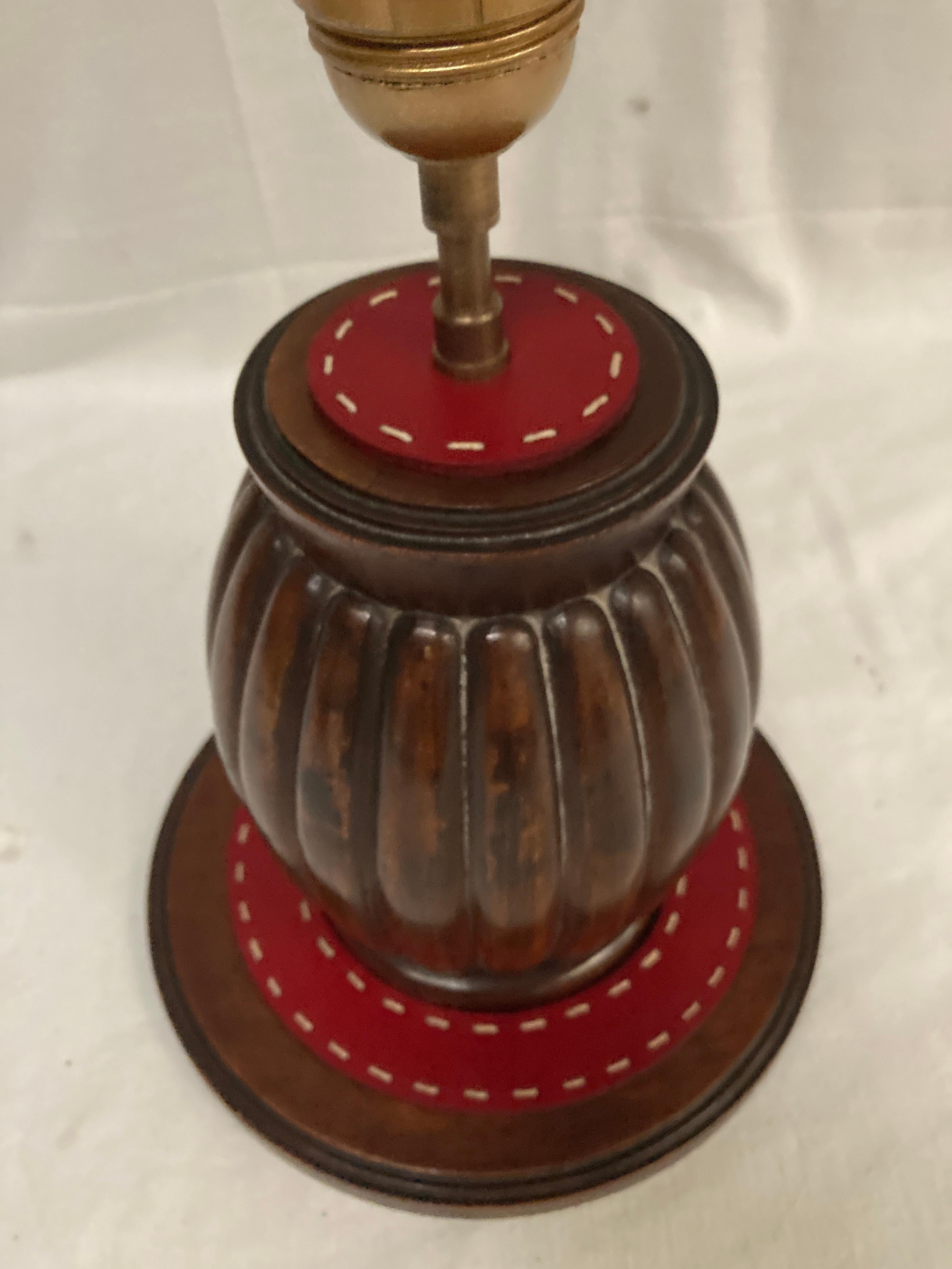 Milieu du XXe siècle Lampe de table en bois et cuir cousu des années 1950 par Jacques Adnet en vente