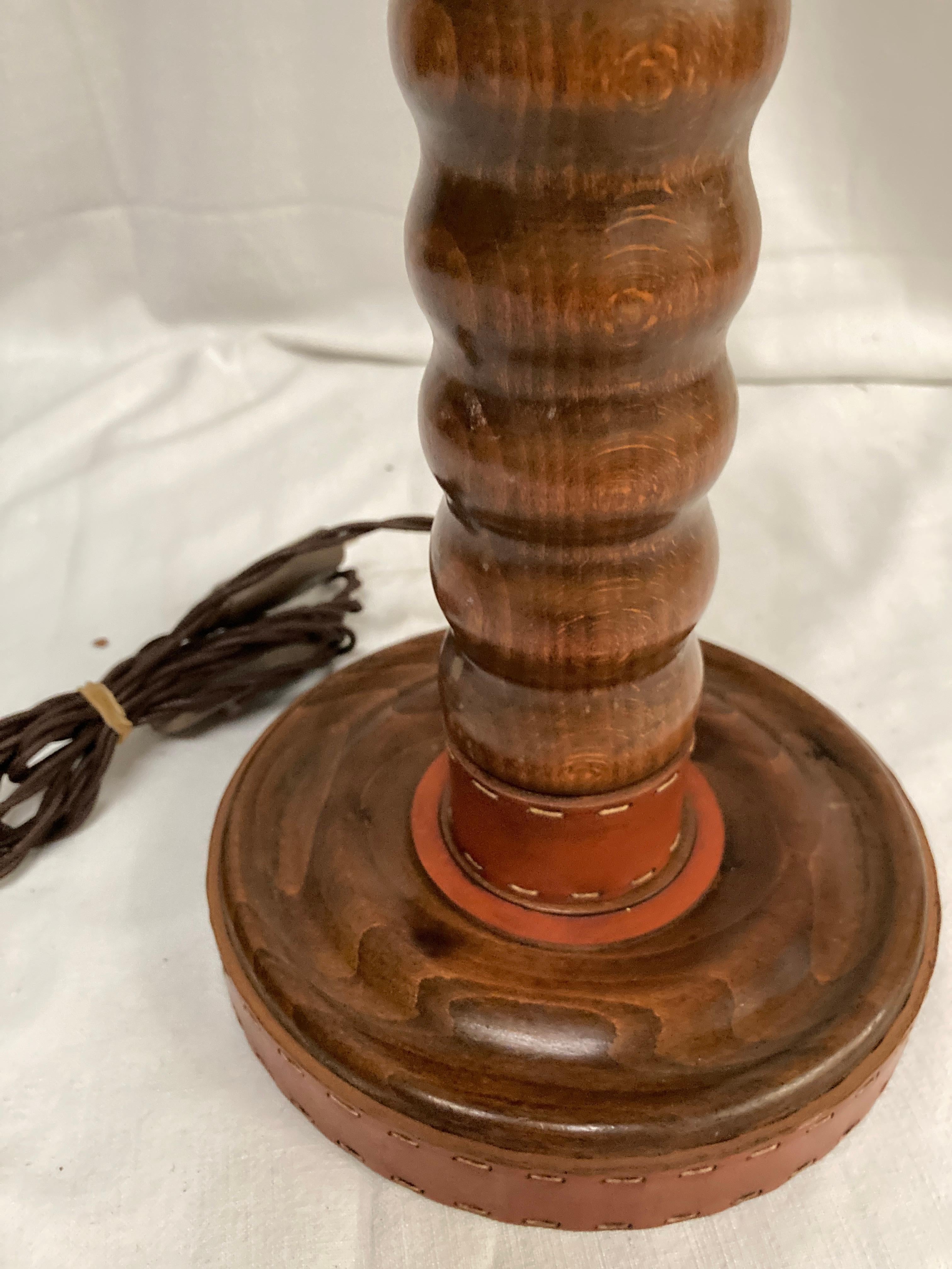 Milieu du XXe siècle Lampe de table en bois et cuir cousu des années 1950 par Jacques Adnet en vente