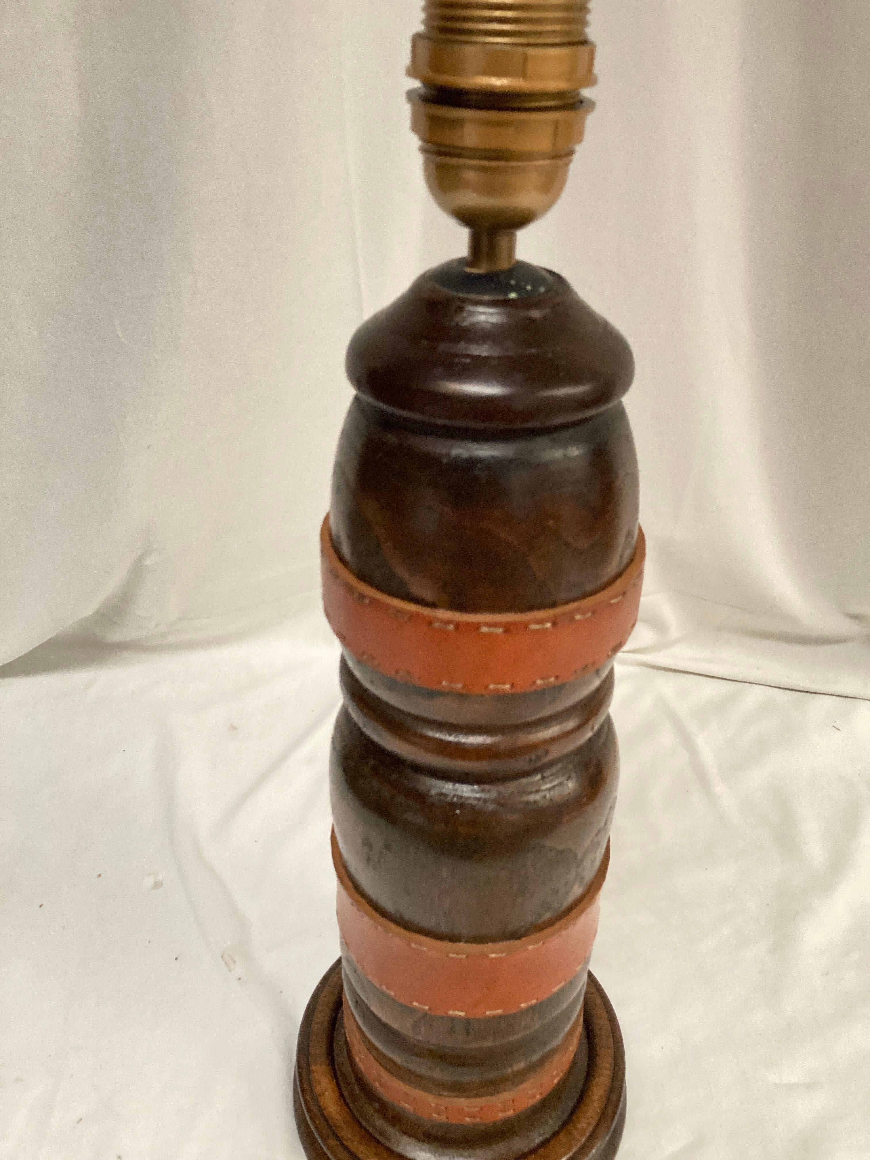Cuero y madera cosidos en 1950  Lámpara de mesa de Jacques Adnet mediados del siglo XX en venta