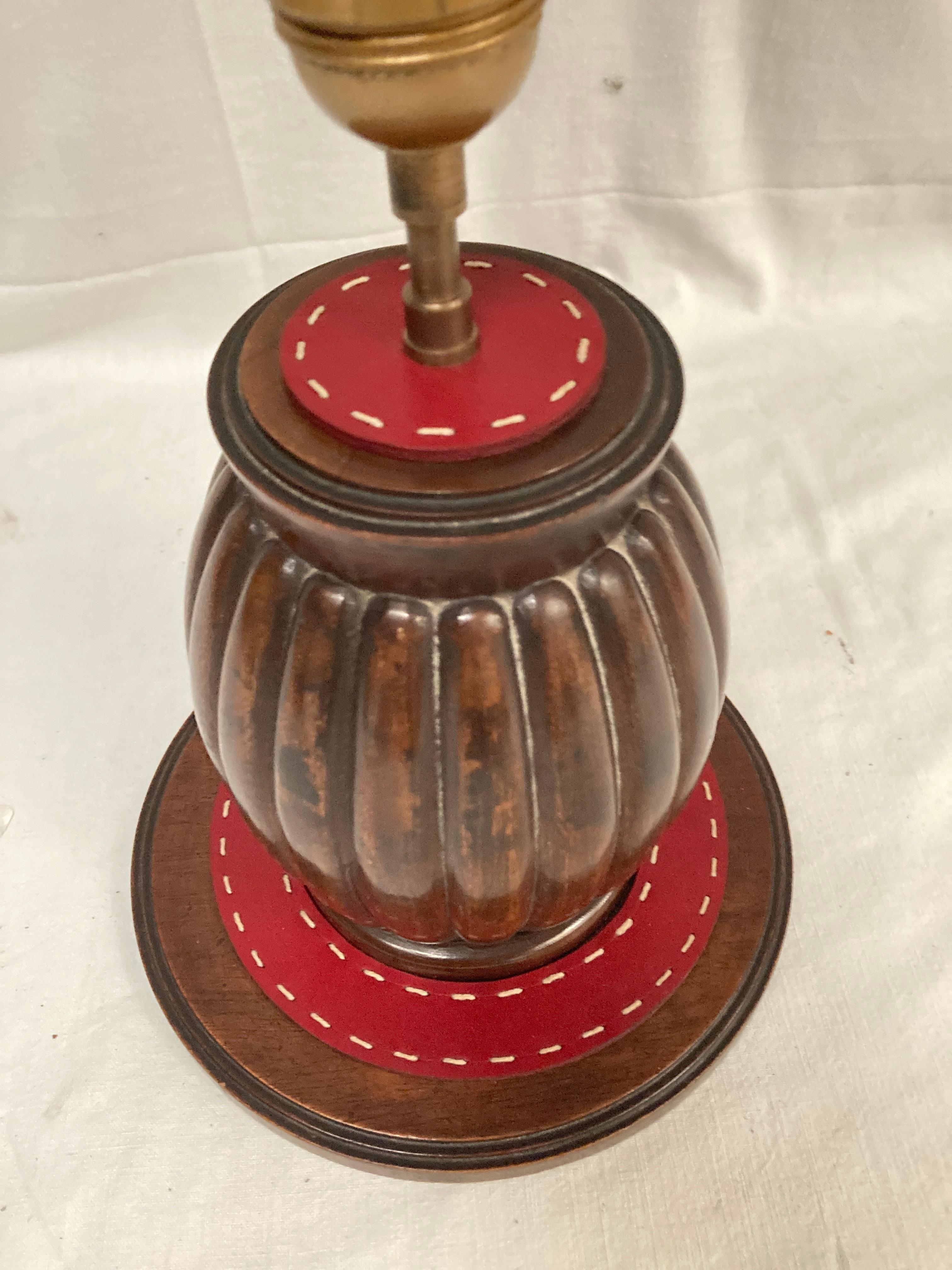 Cuir Lampe de table en bois et cuir cousu des années 1950 par Jacques Adnet en vente