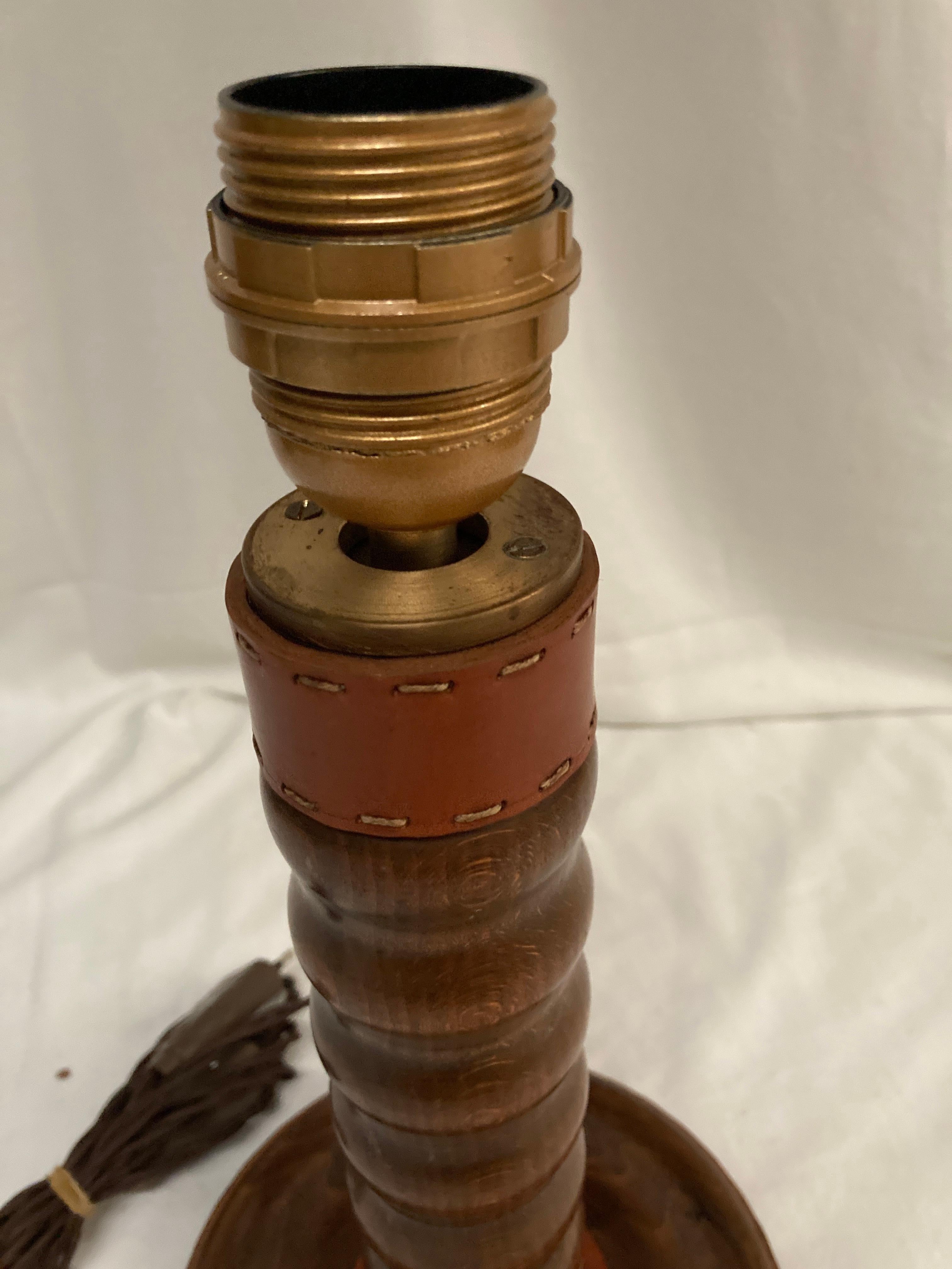 Cuir Lampe de table en bois et cuir cousu des années 1950 par Jacques Adnet en vente