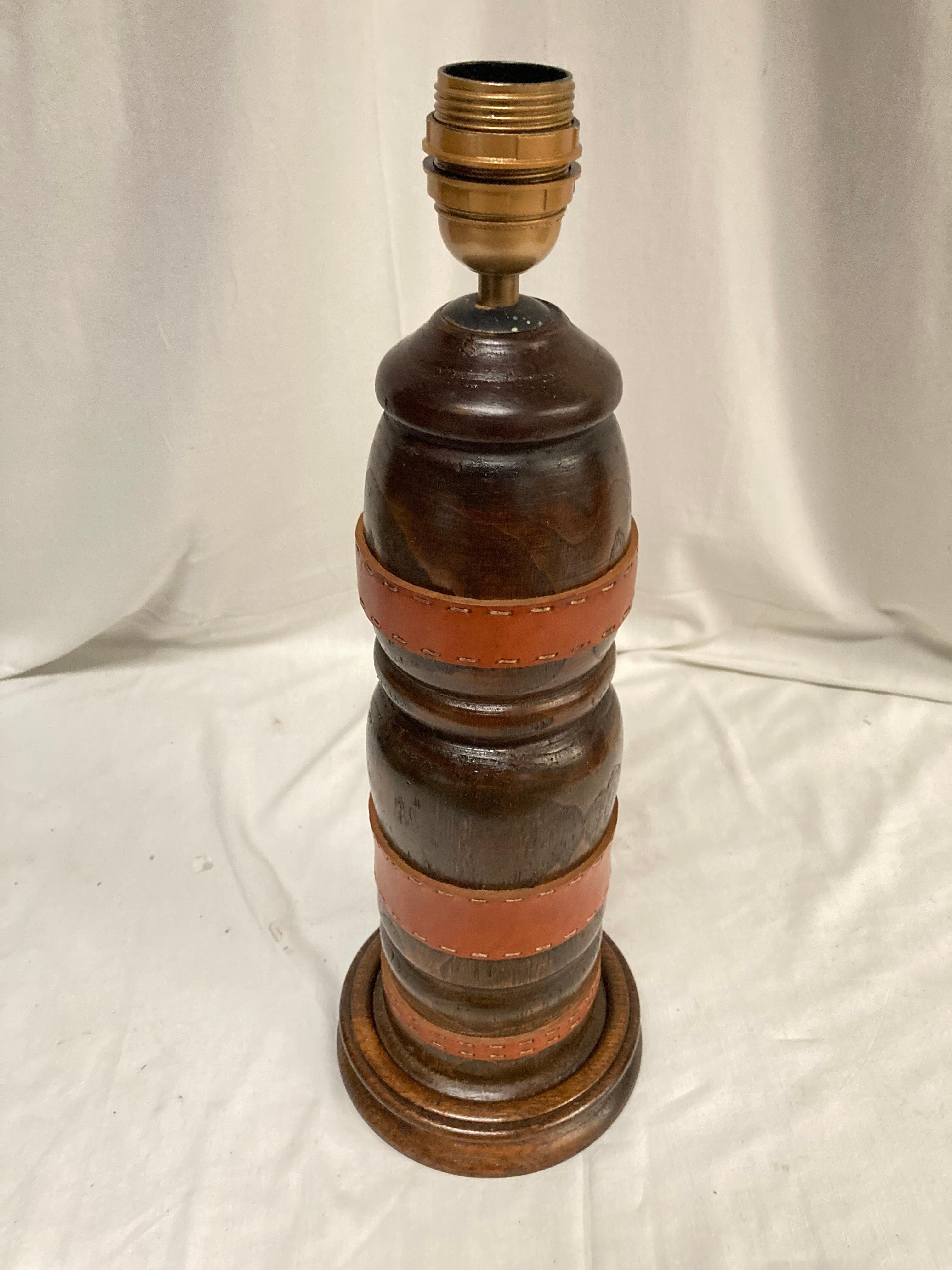 Cuero y madera cosidos en 1950  Lámpara de mesa de Jacques Adnet en venta 1