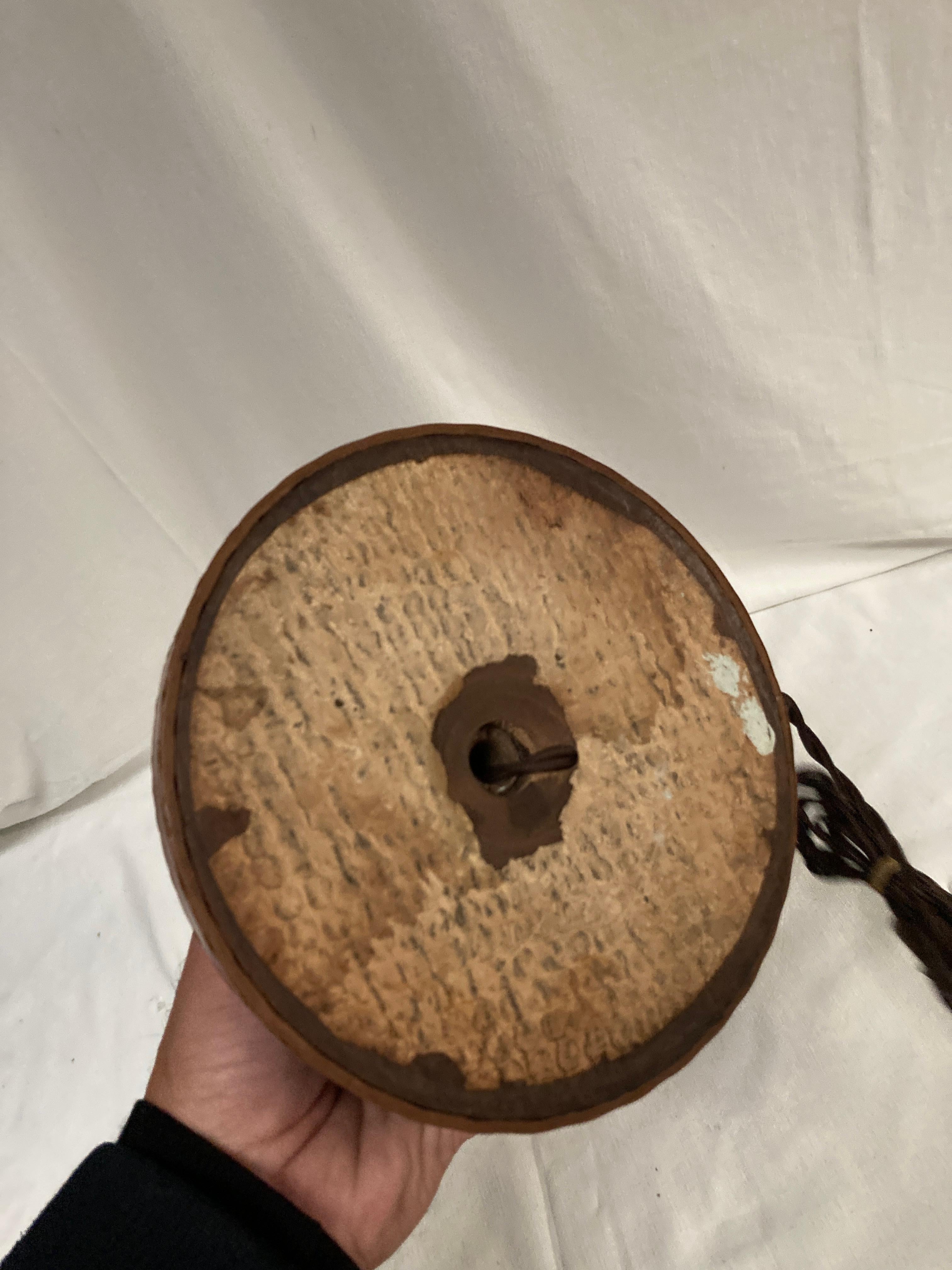 Lampe de table en bois et cuir cousu des années 1950 par Jacques Adnet en vente 1