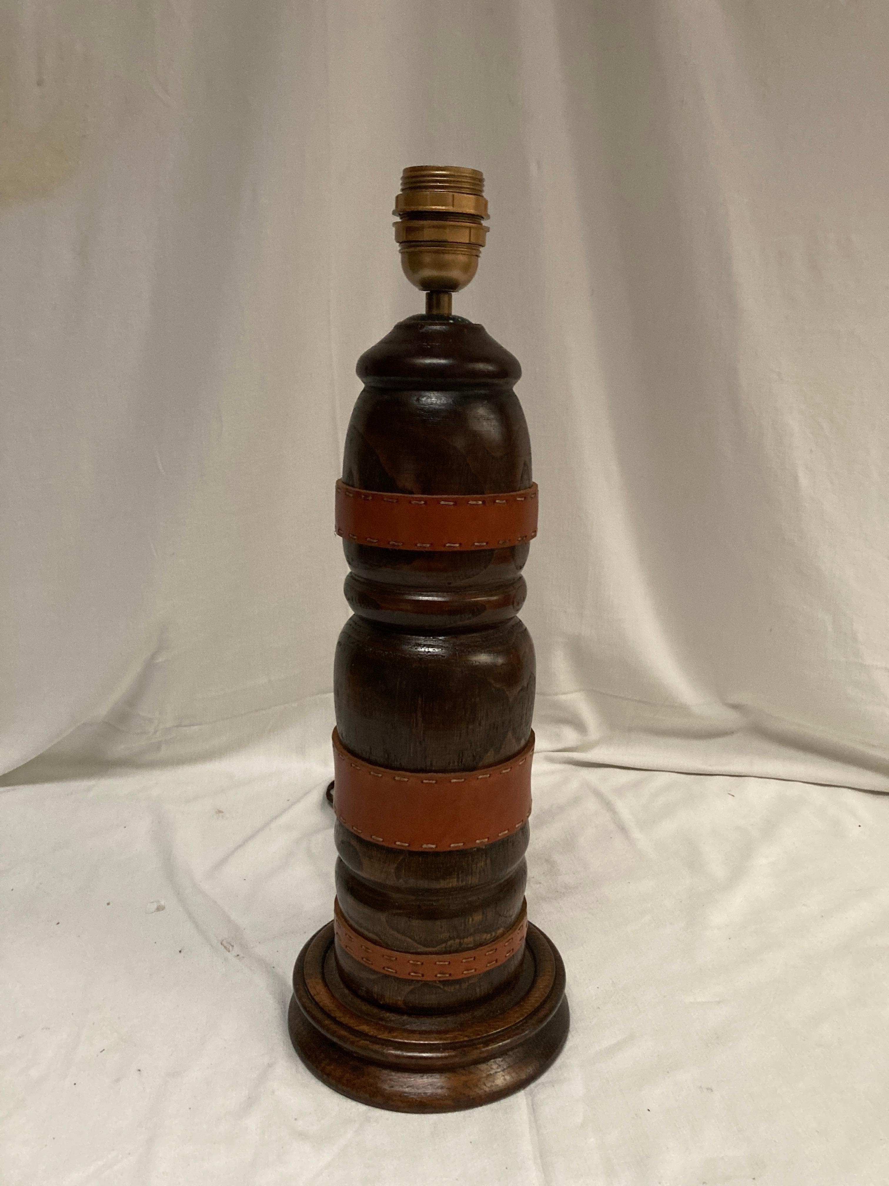 Cuero y madera cosidos en 1950  Lámpara de mesa de Jacques Adnet en venta 2