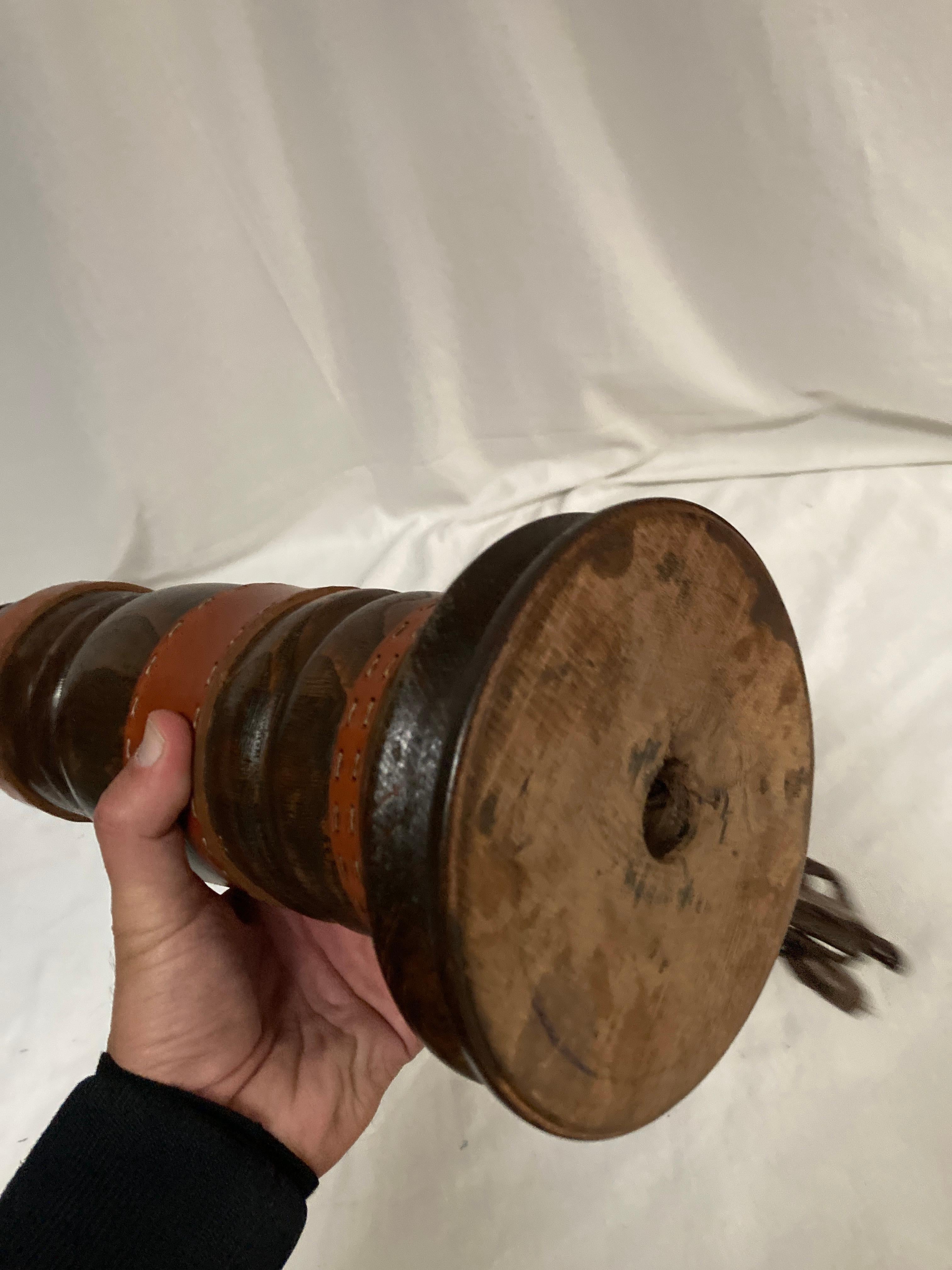 Cuero y madera cosidos en 1950  Lámpara de mesa de Jacques Adnet en venta 3