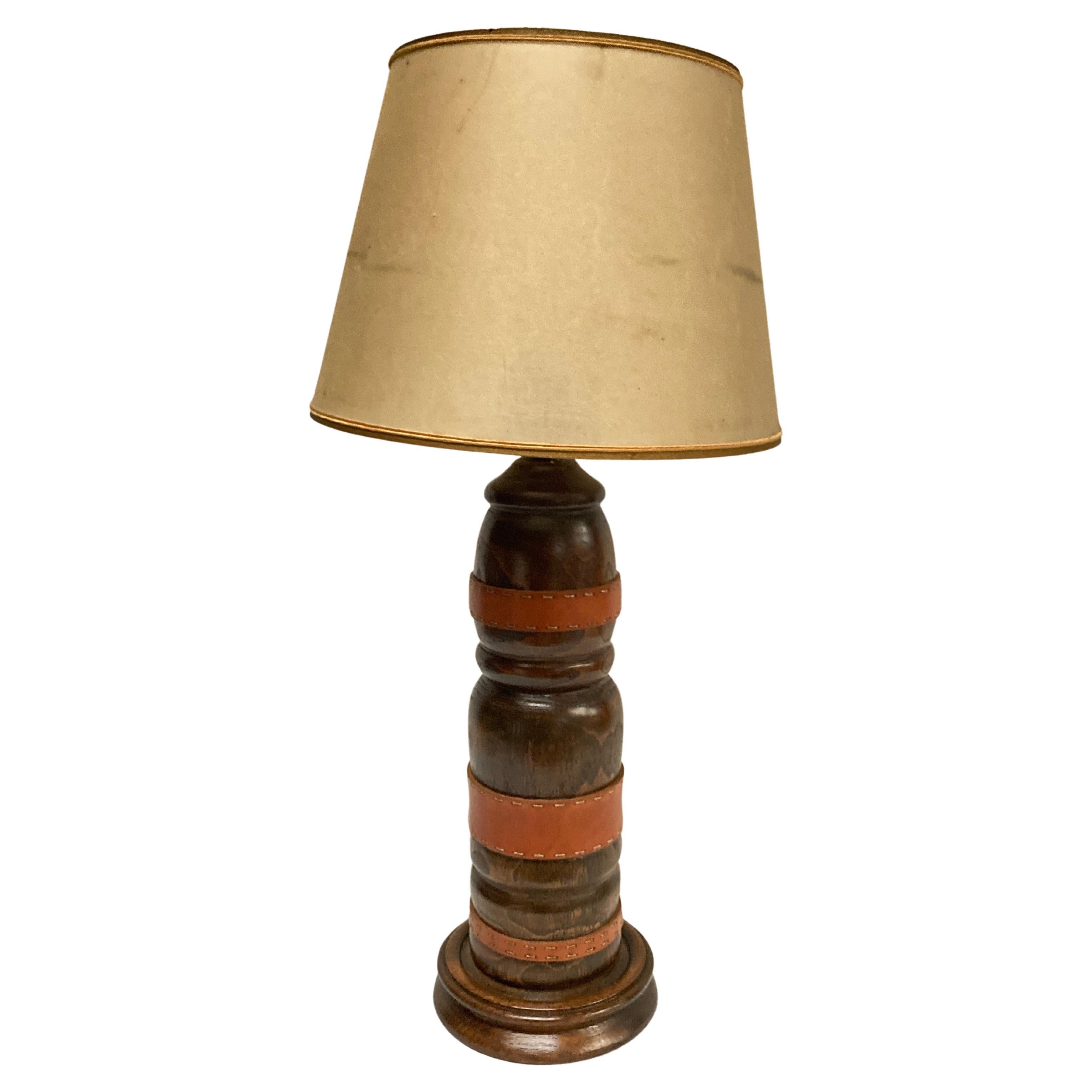 Cuir et bois cousu des années 1950  Lampe de table de Jacques Adnet