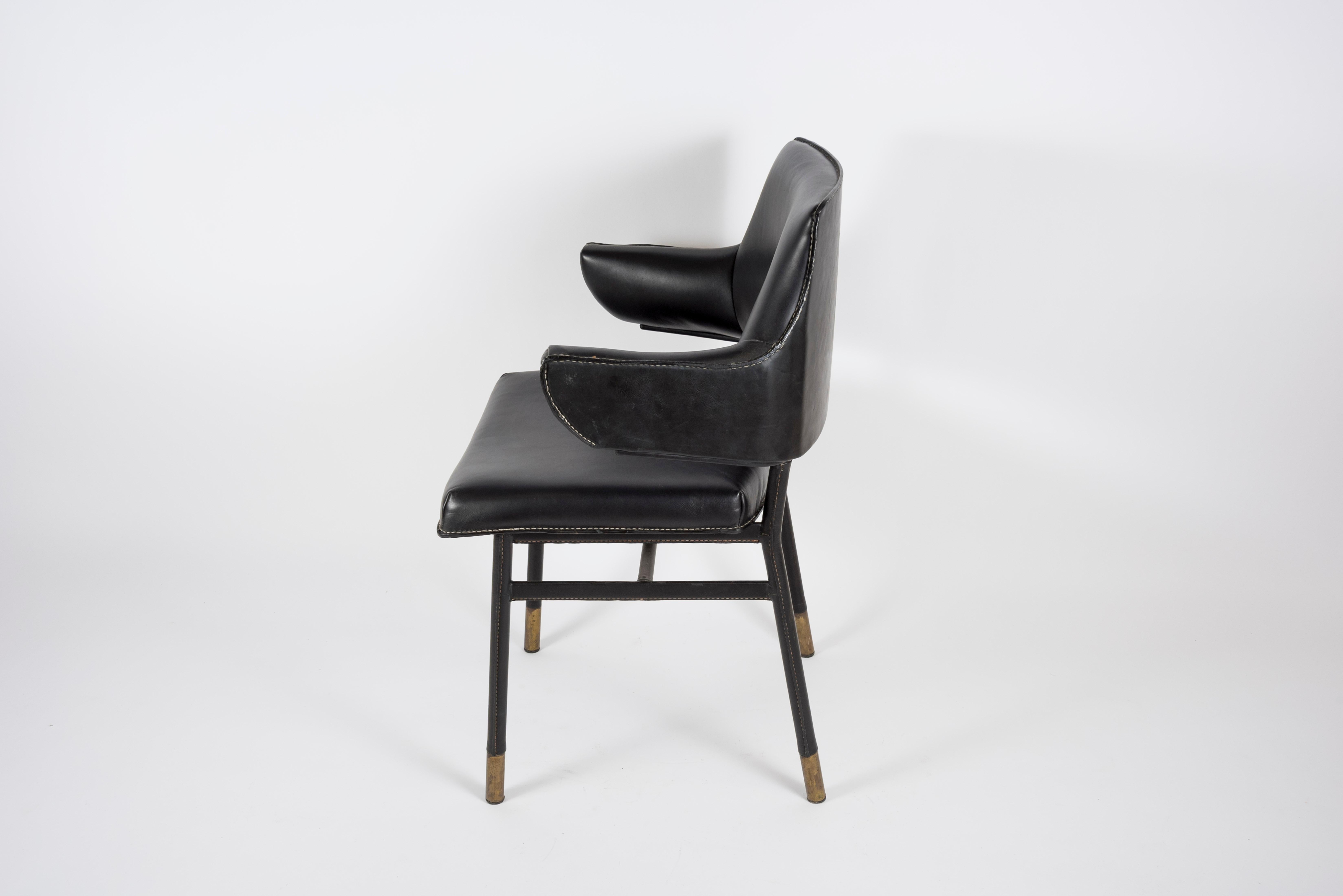 fauteuil en cuir surpiqué des années 1950 par Jacques Adnet
France.