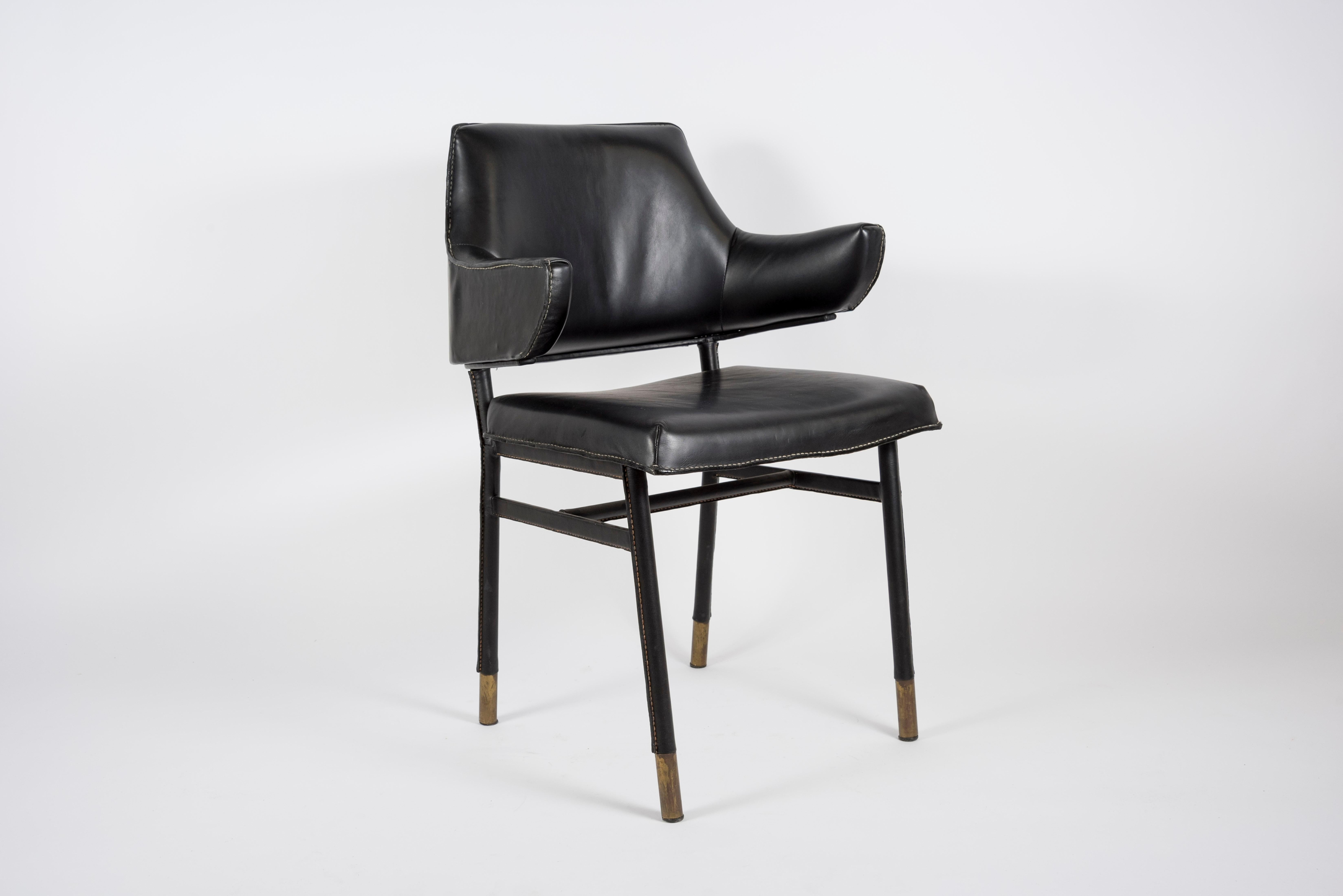 Européen Fauteuil en cuir cousu de Jacques Adnet des années 1950 en vente