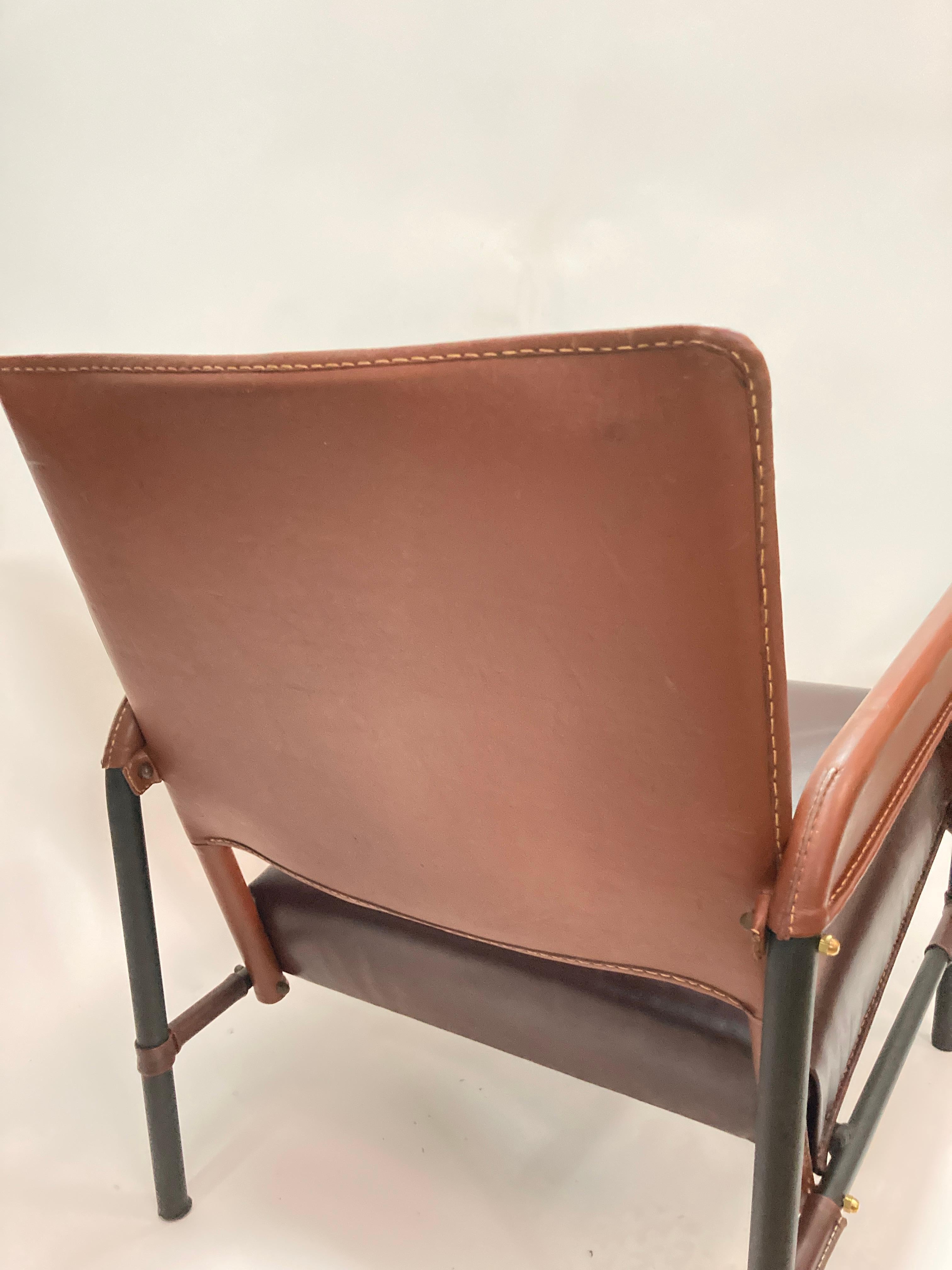 Cuir Fauteuil en cuir Stitch par Jacques Adnet, années 50  en vente