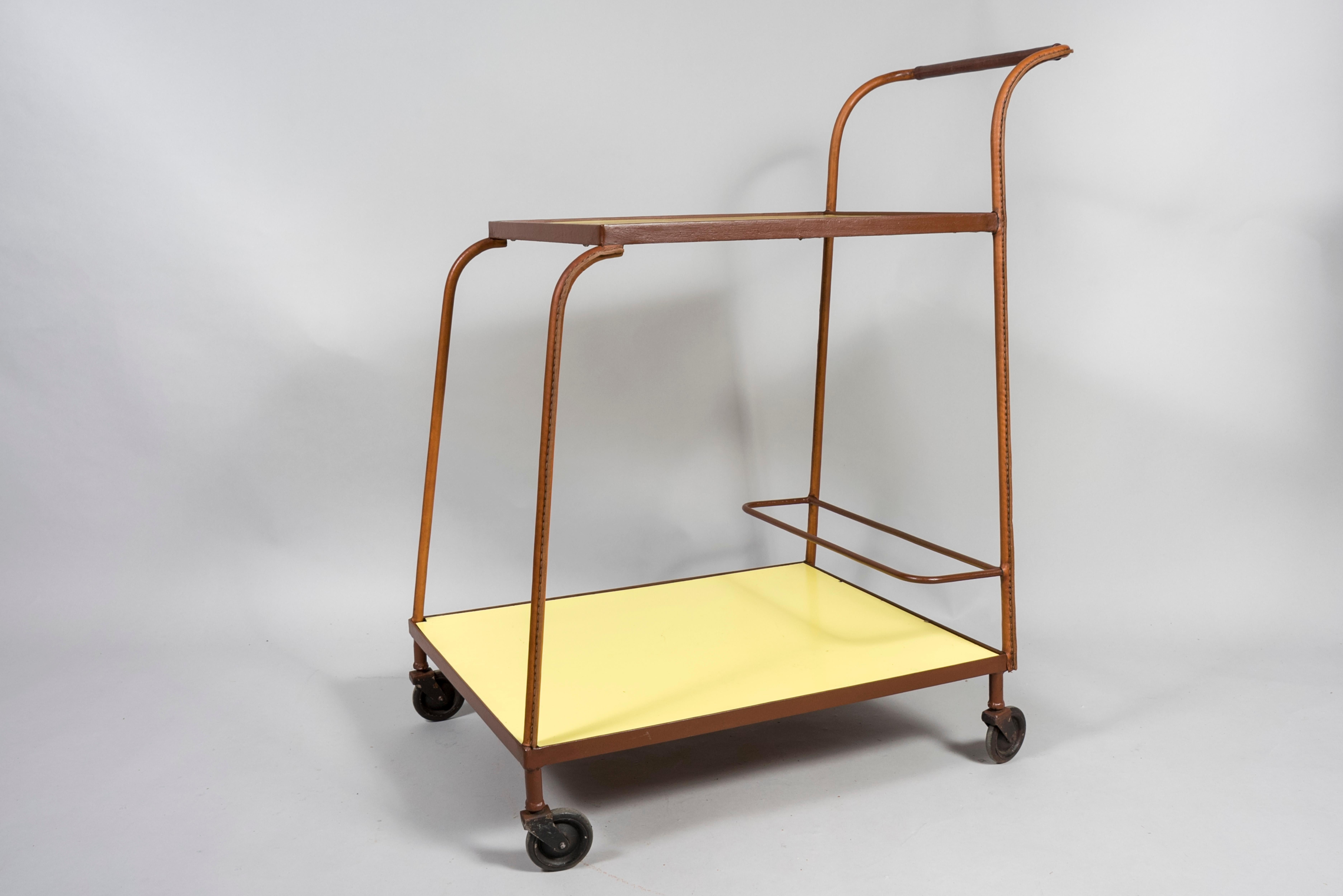 Chariot de bar en cuir surpiqué des années 1950 par Jacques Adnet
Cuir et Formica
France.