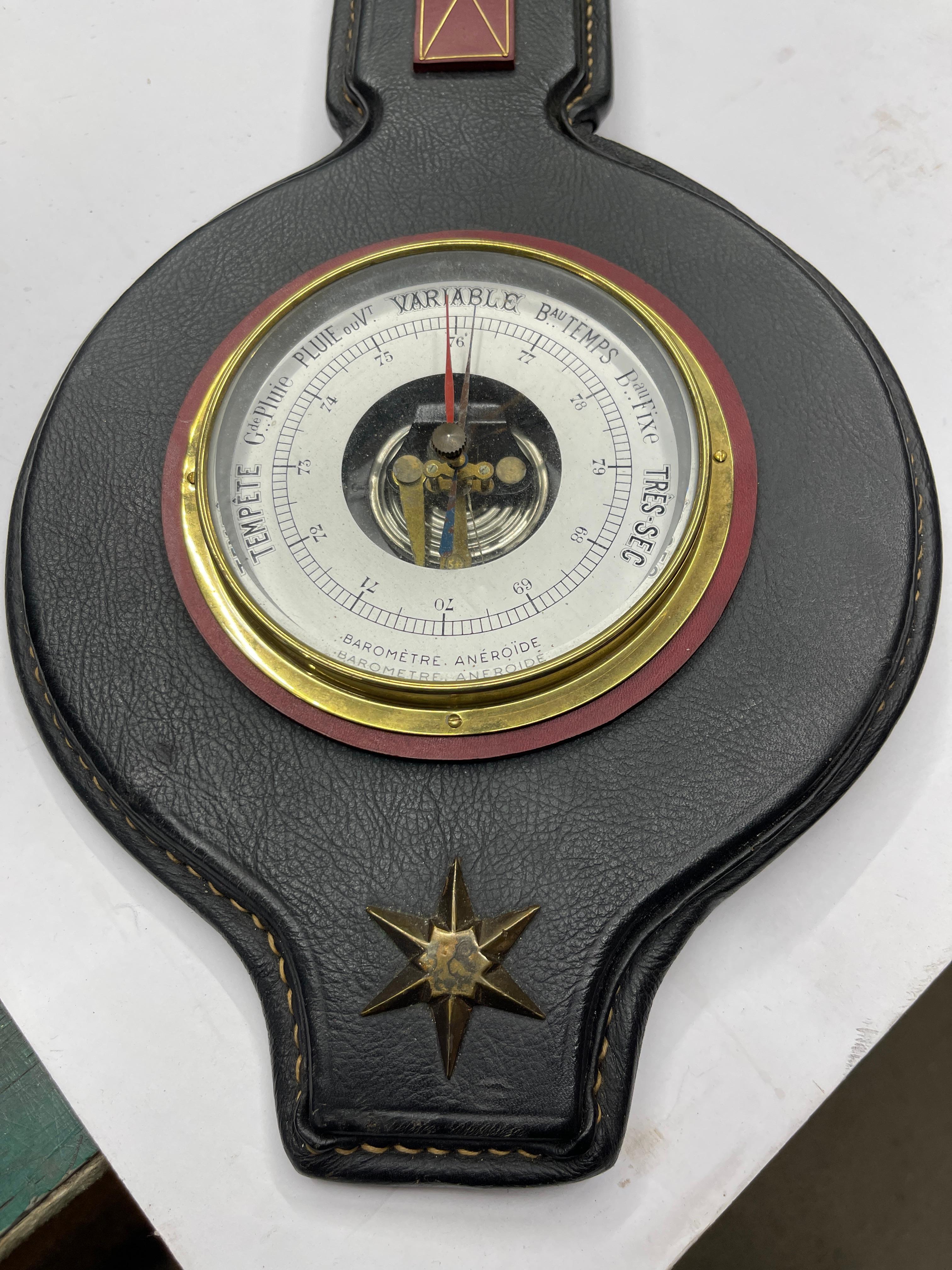 Seltenes Lederbarometer von Jacques Adnet aus den 1950er Jahren, genäht
Toller Zustand
Frankreich
