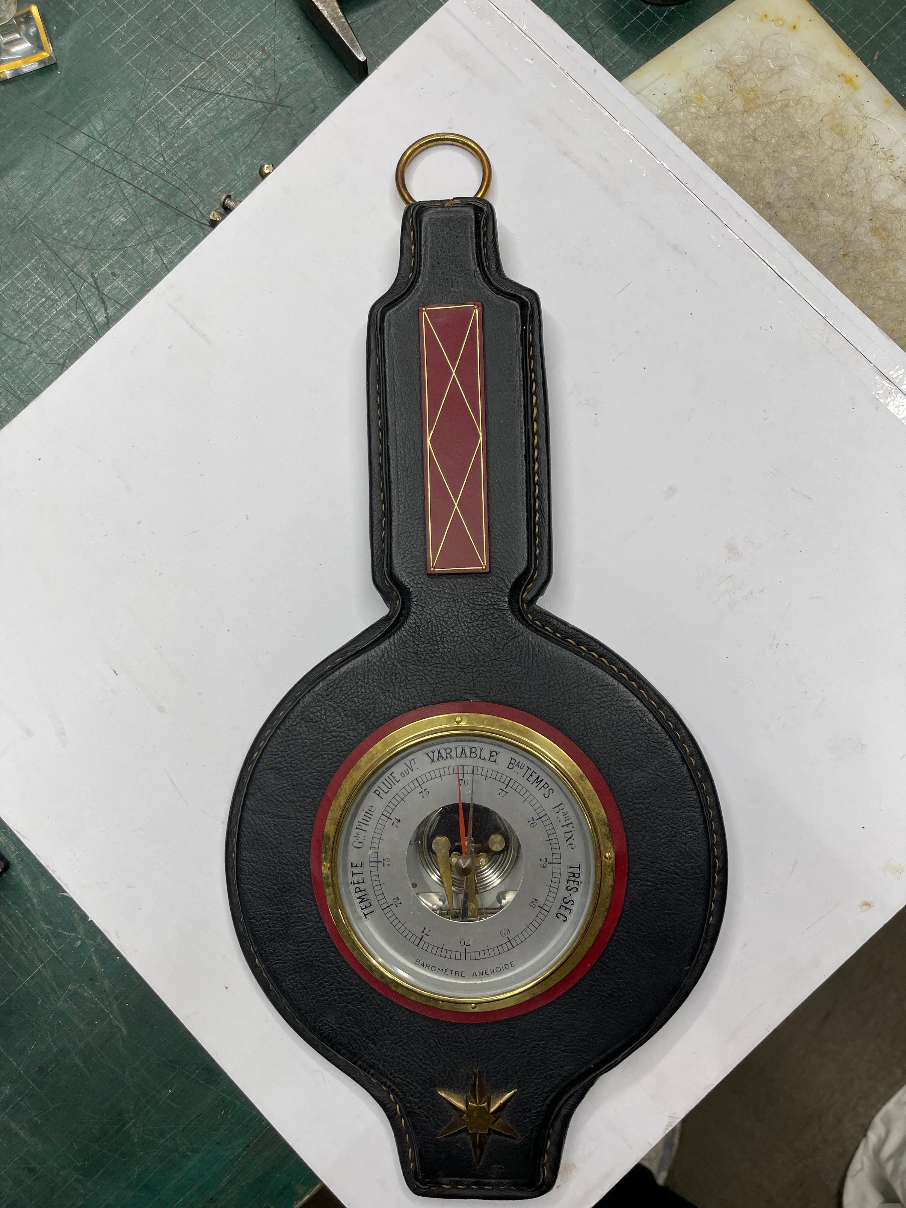 1950er Jahre Genähtes Lederbarometer von Jacques Adnet (Metall) im Angebot