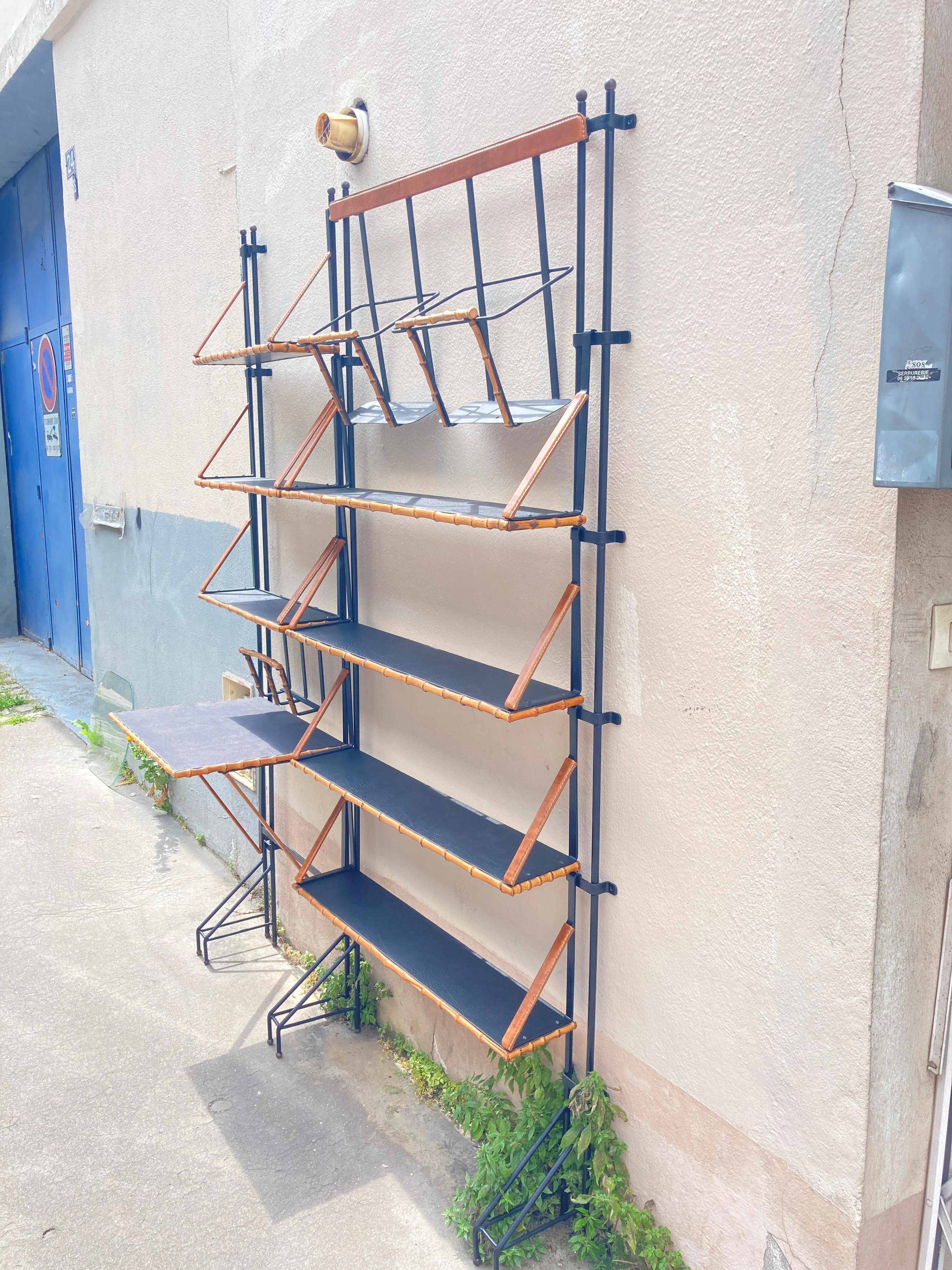Librería y escritorio de cuero cosido de los años 50, por Jacques Adnet en venta 3