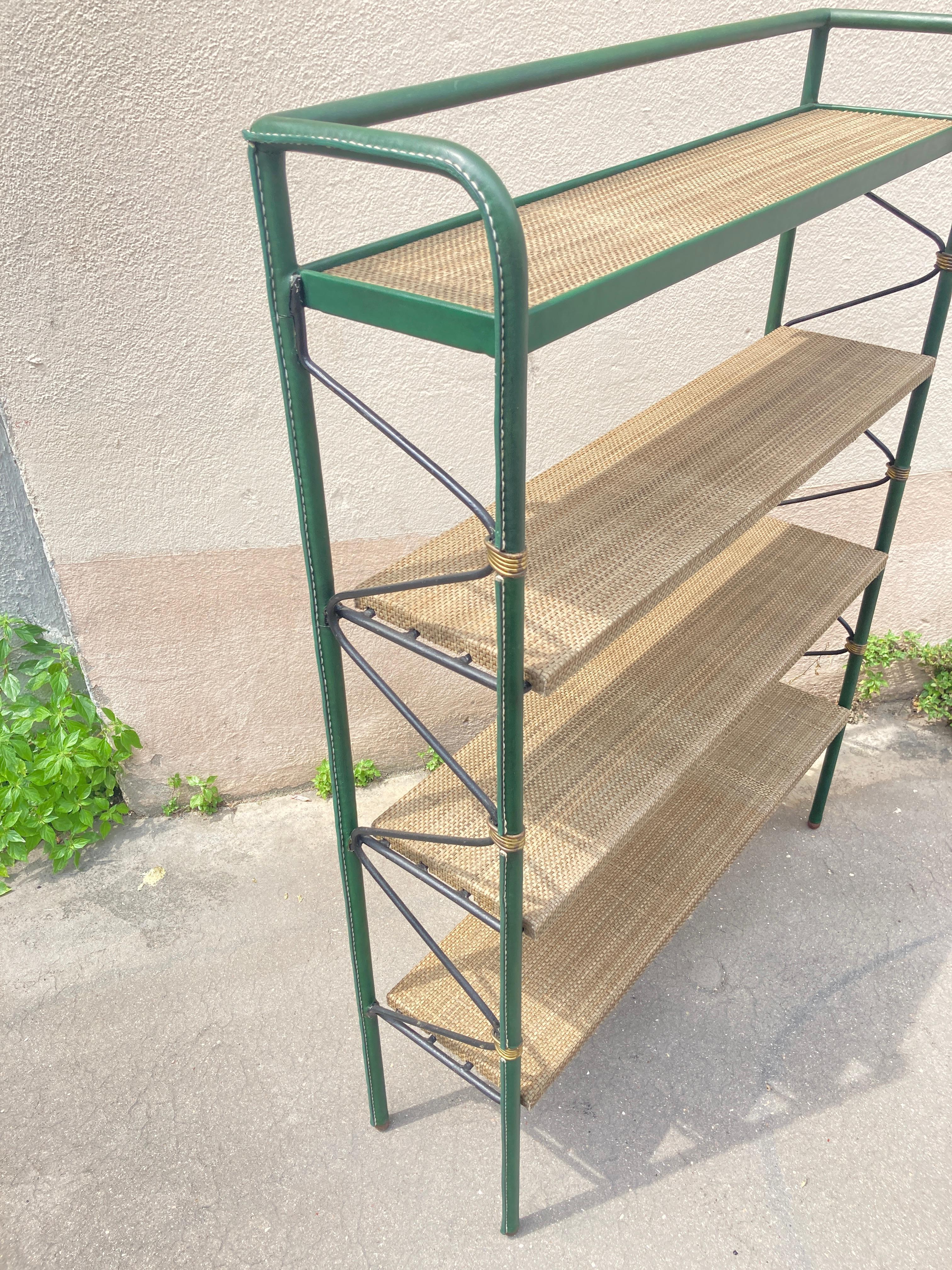 1950er Jahre Genähtes Lederregal von Jacques Adnet im Zustand „Gut“ im Angebot in Bois-Colombes, FR