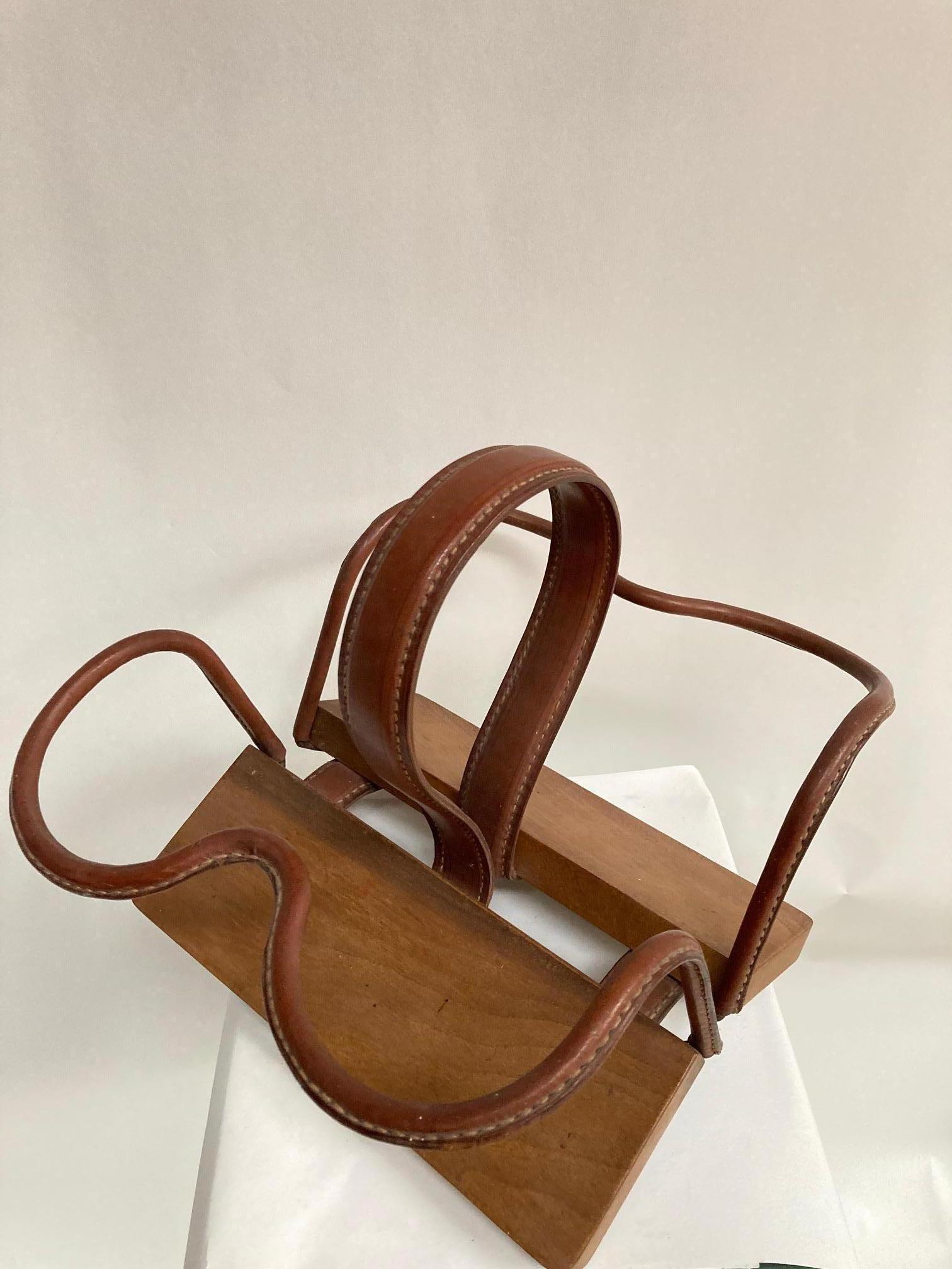 Porte-bouteilles en cuir surpiqué des années 1950 par Jacques Adnet
France.