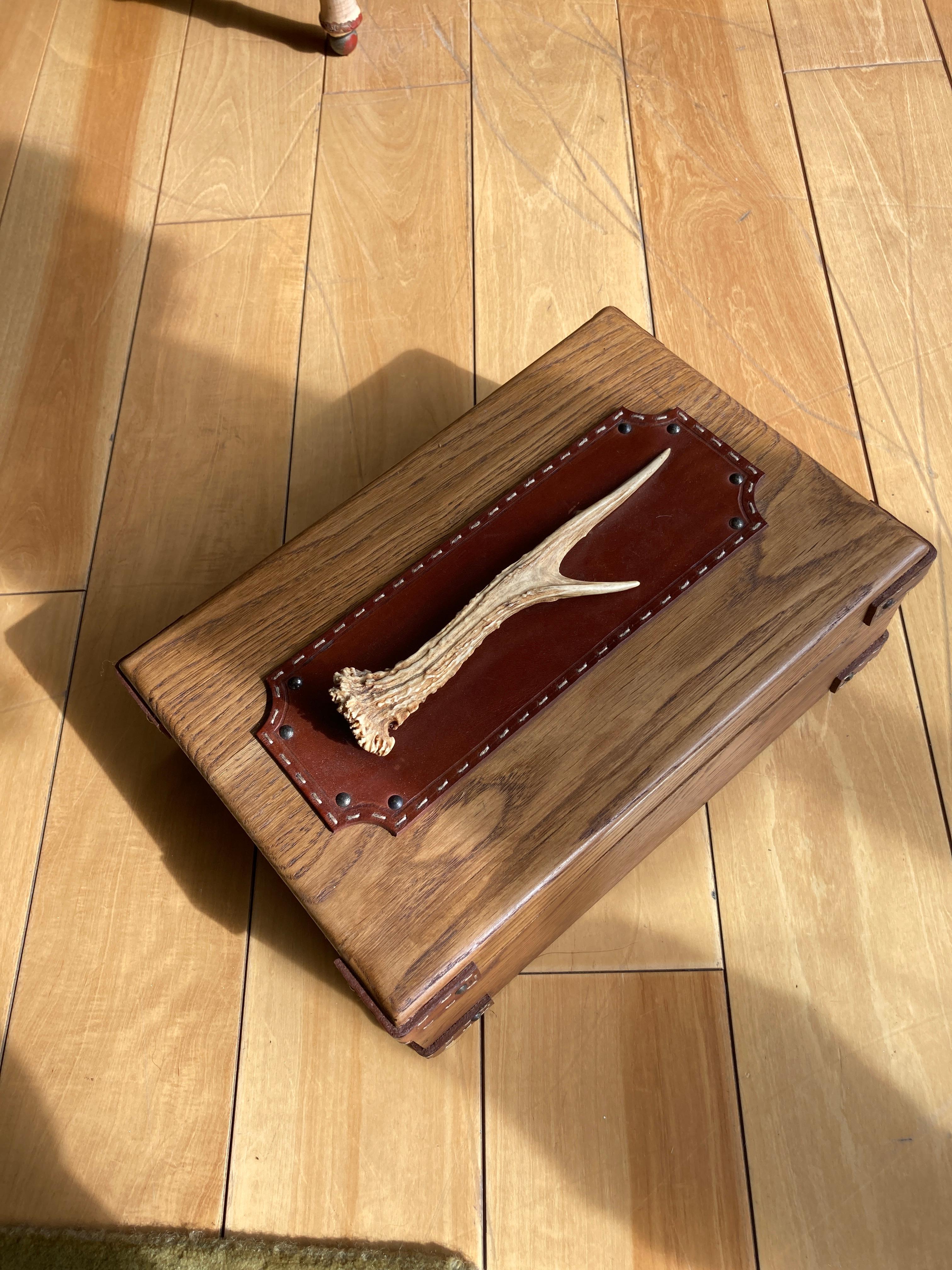 Seltene dekorative Schachtel aus Eiche mit genähtem Leder  und liebes Holz dekorativ  Artefakt
CIRCA 1950er Jahre
