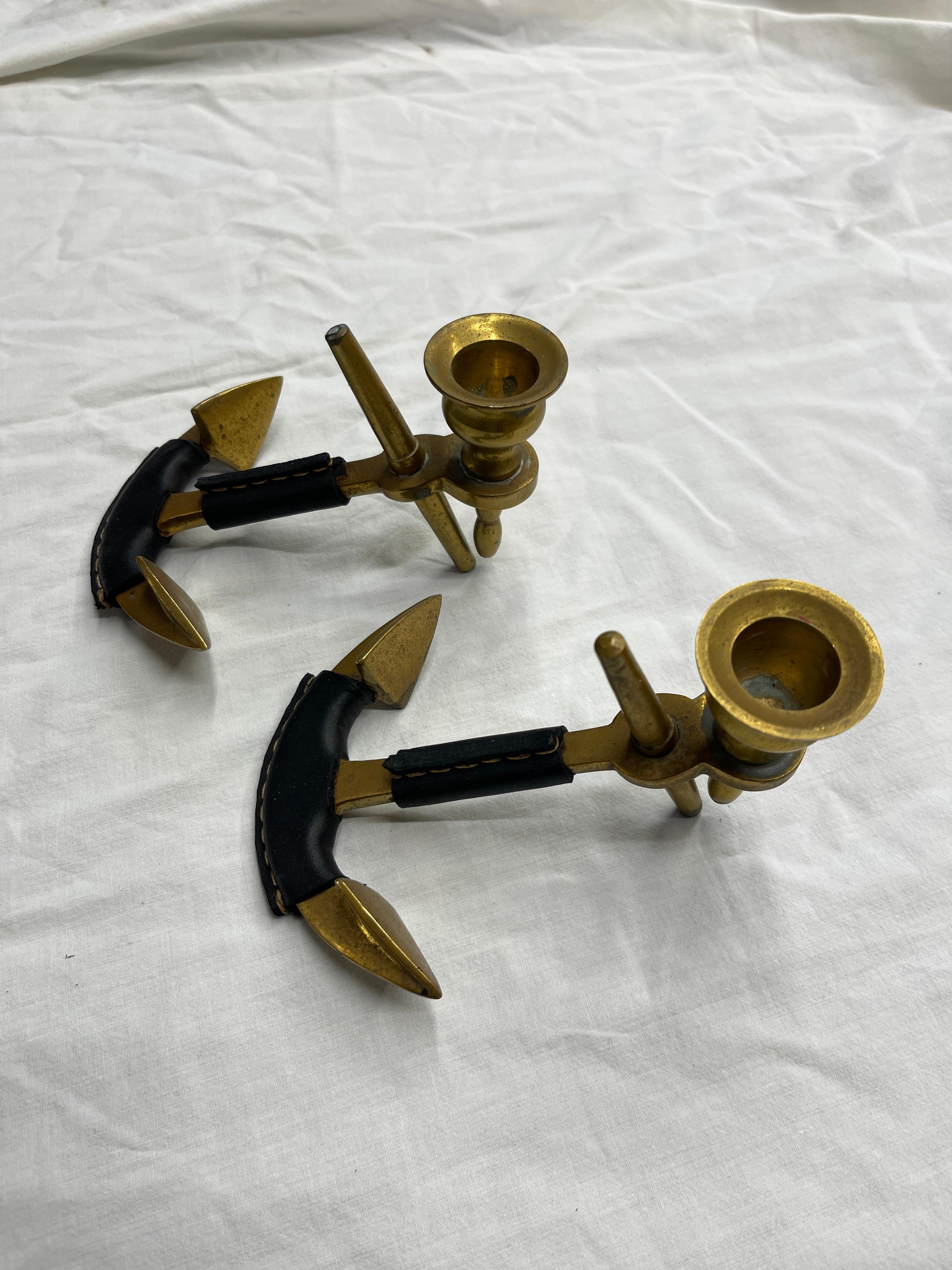 Paire de bougeoirs à ancre en bronze et cuir piqué
Par Jacques Adnet
France
