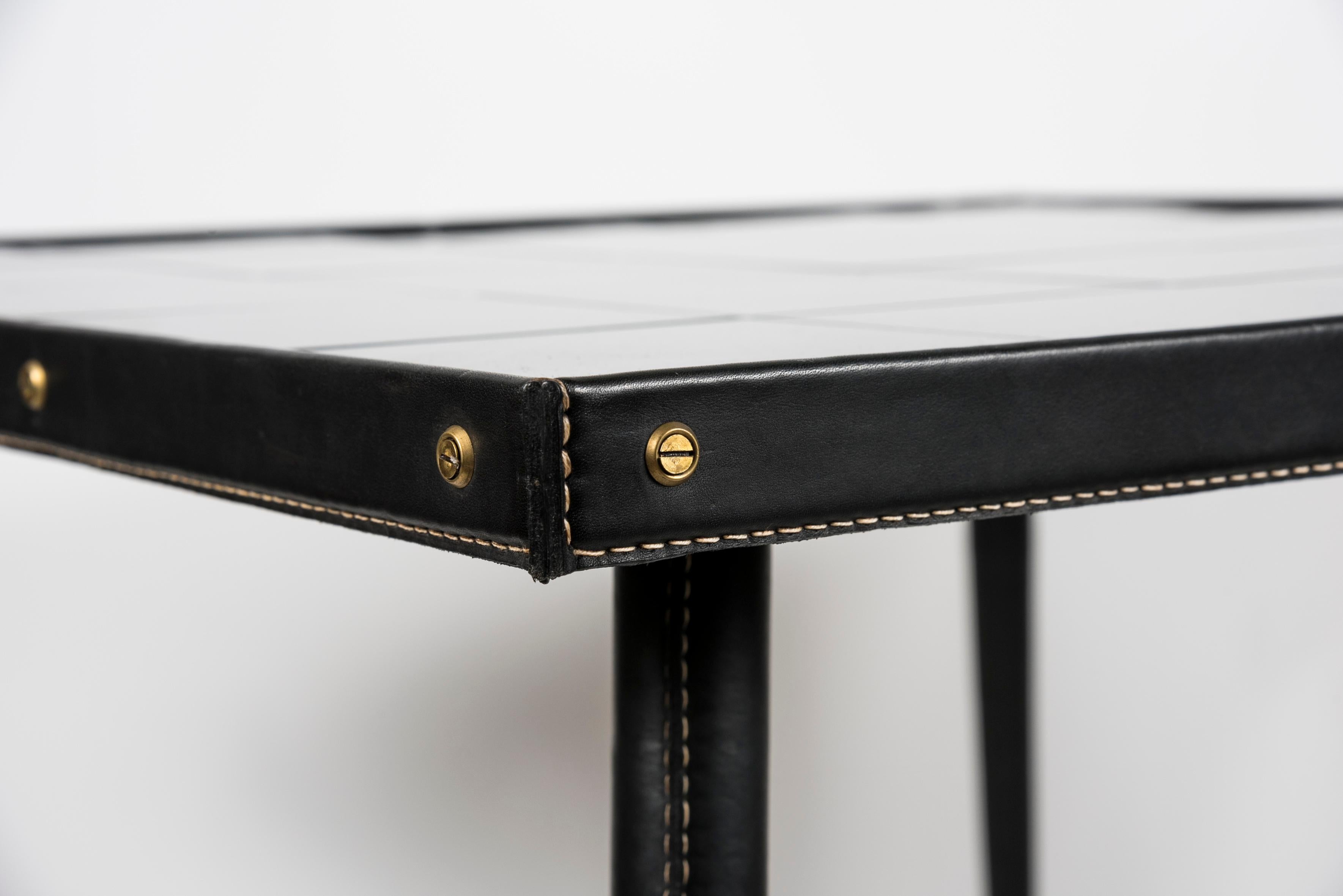 Mid-Century Modern Table centrale en cuir cousue de Jacques Adnet des années 1950 en vente