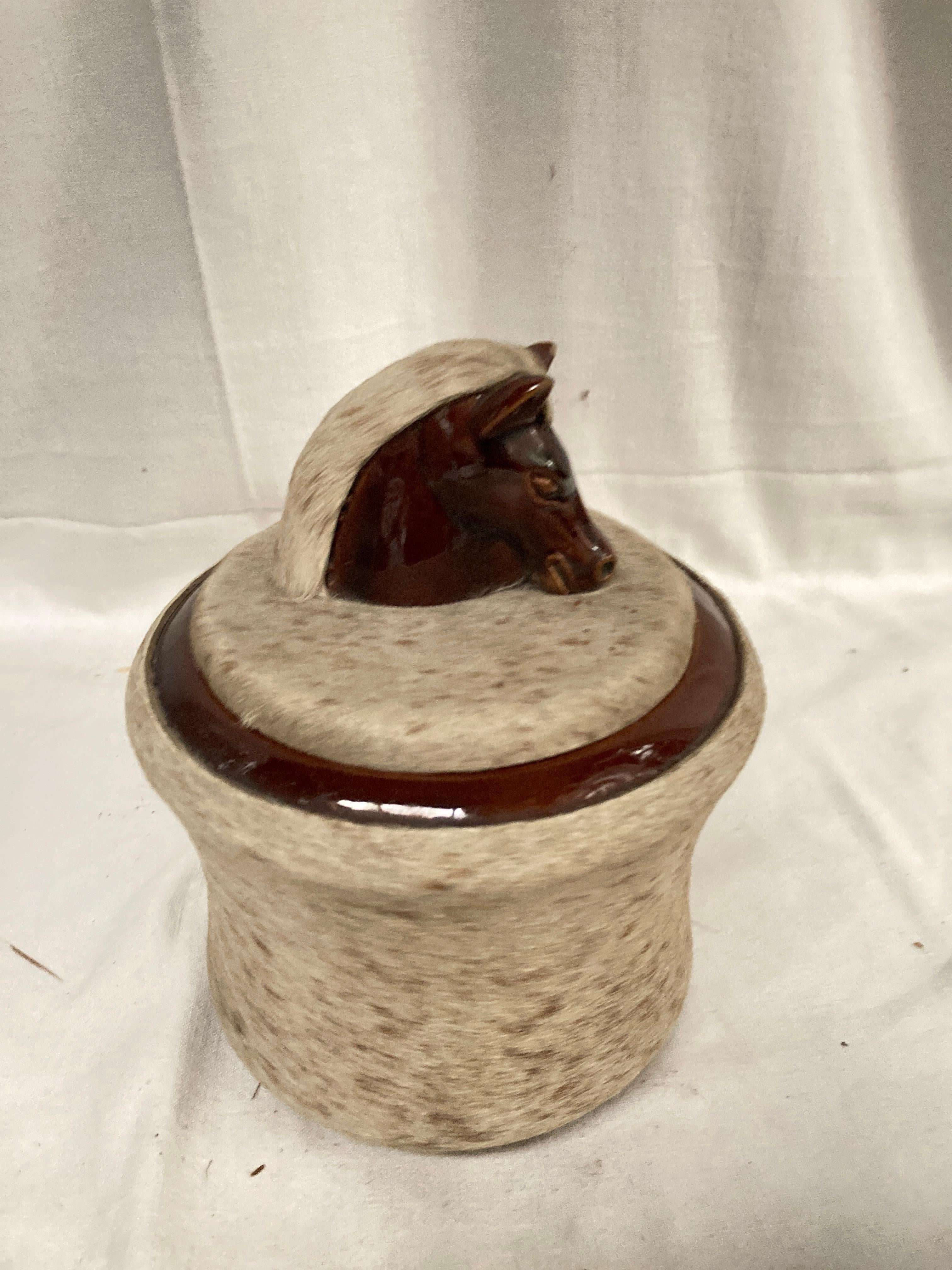 1950's  Caja de cerámica y cuero de vaca con cabeza de caballo
Por Longchamp