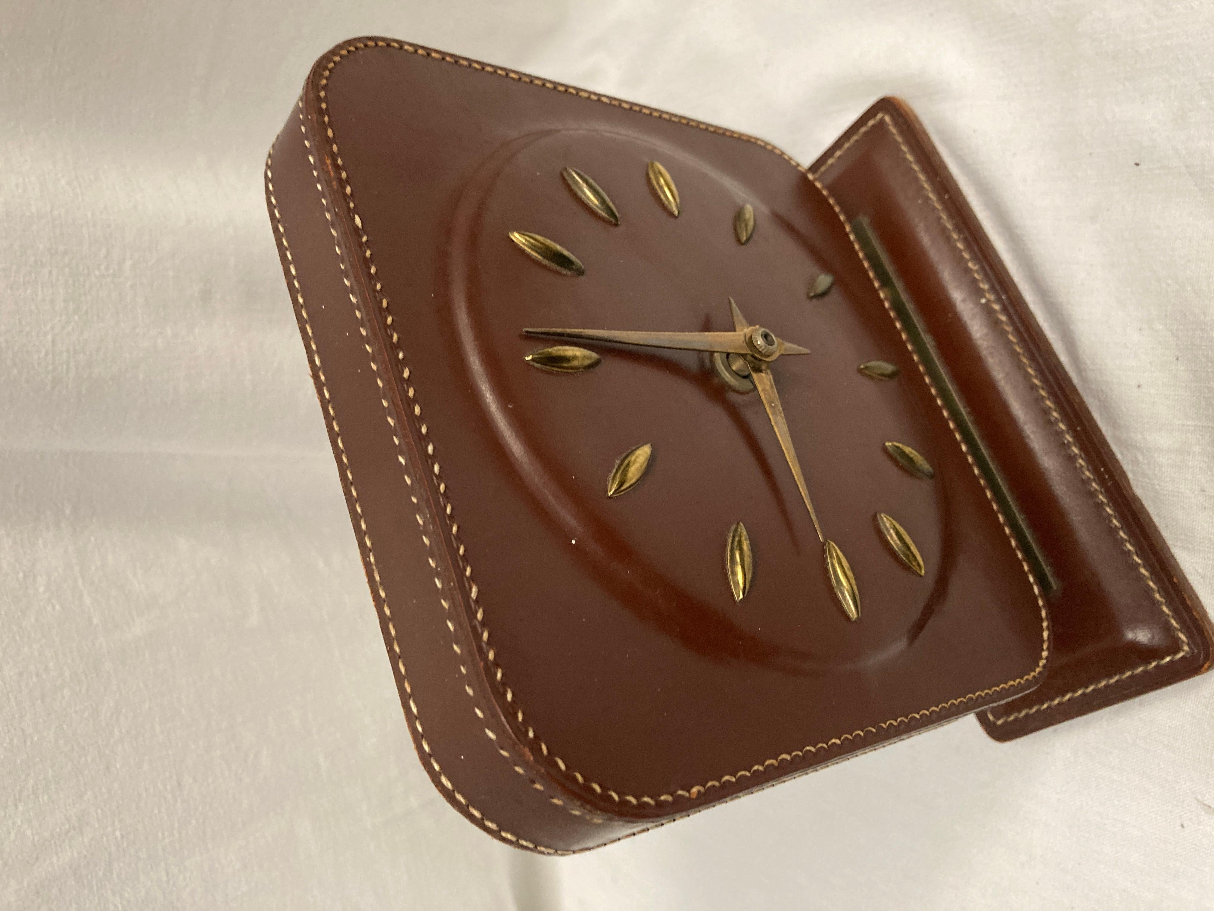 Très belle horloge de bureau en cuir cousu
dans le style de Paul Dupre-Lafon 
France 
Pièce rare, grande qualité
Je ne sais pas si c'est du travail
