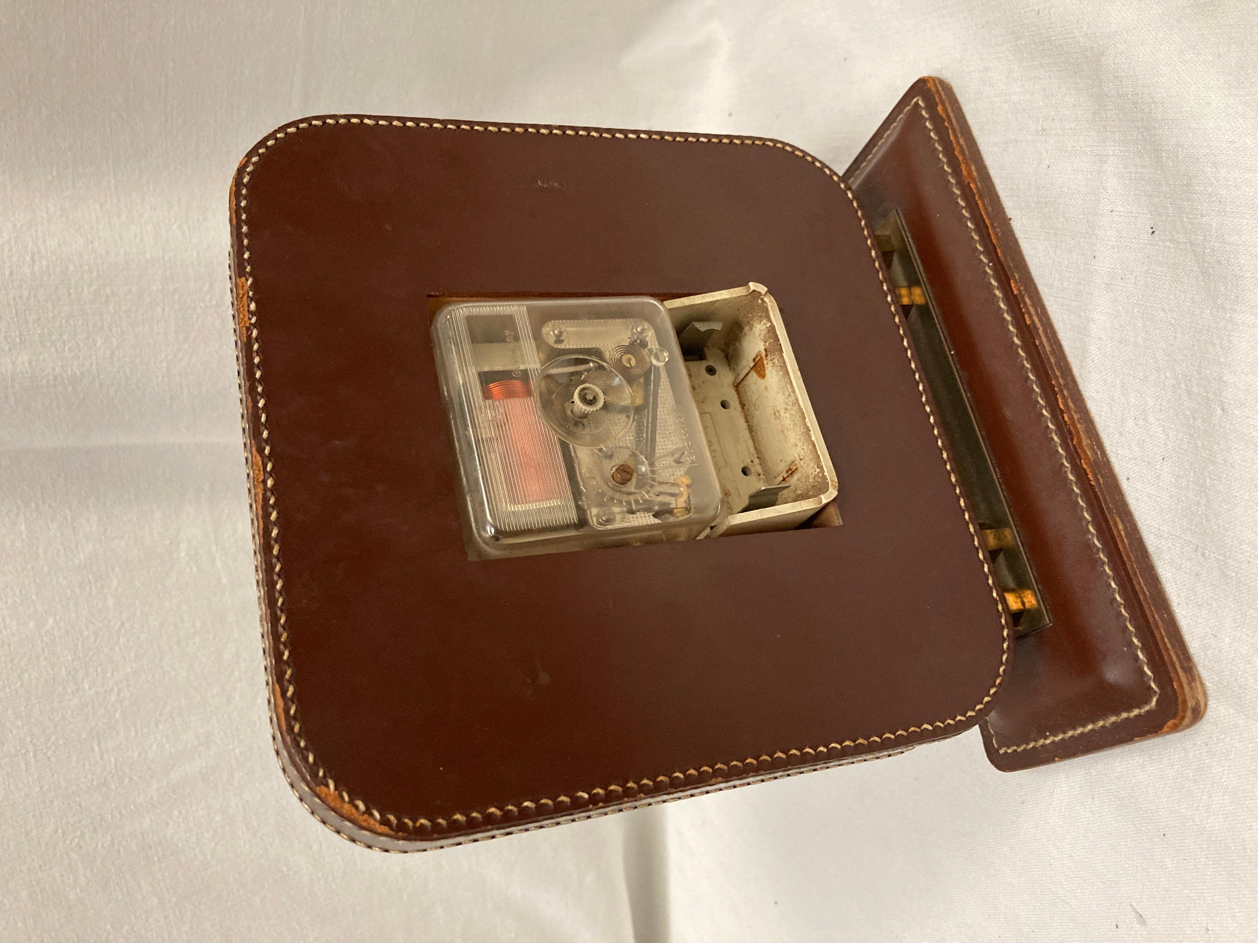Milieu du XXe siècle Horloge en cuir Stitch by Stitch des années 1950 dans le style de Hermès en vente