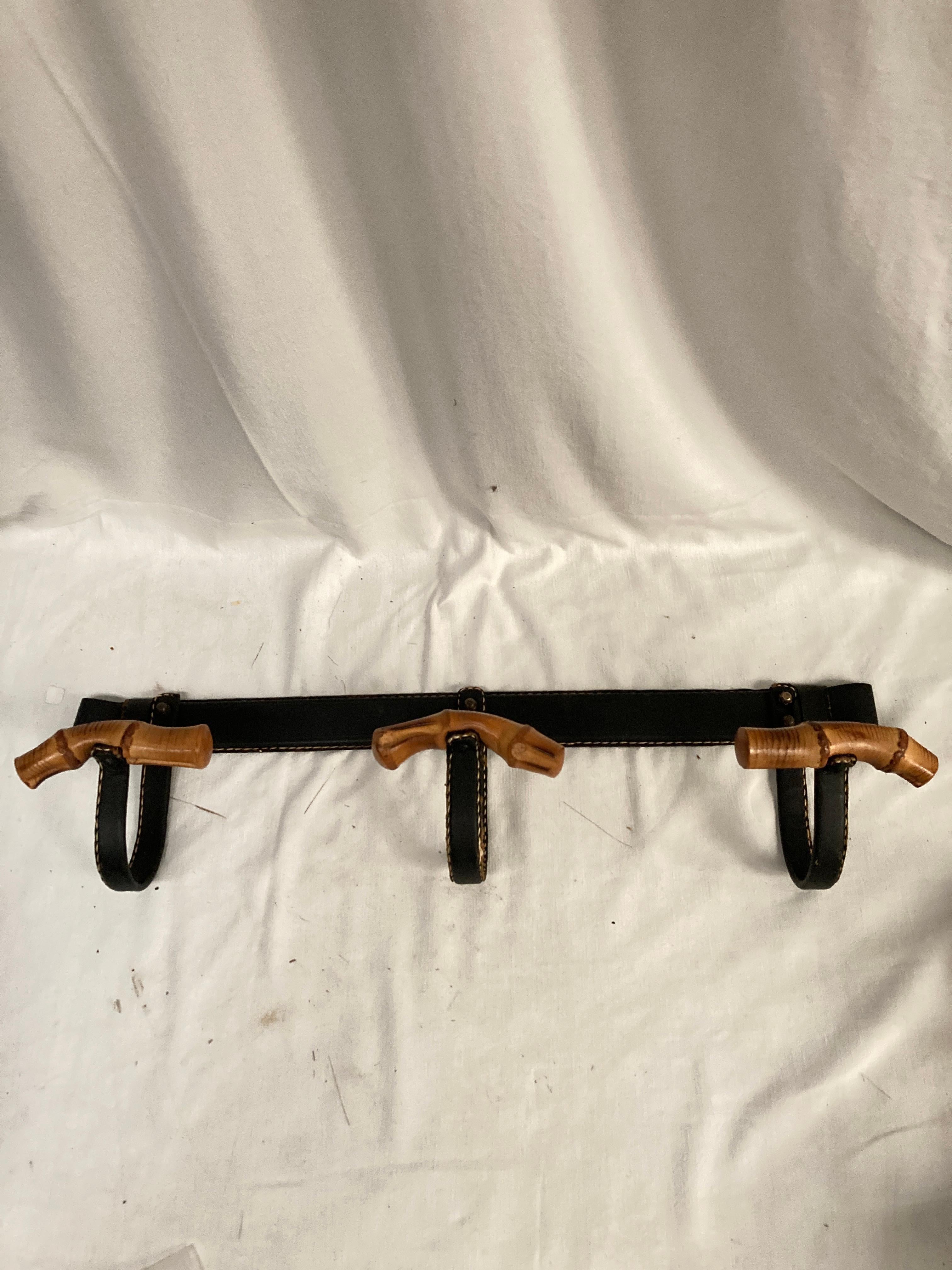 Abgenähte Ledergarderobe von Jacques Adnet aus den 1950er Jahren
Bambus und Leder
Frankreich
