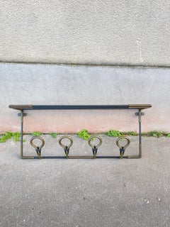 Porte-manteau en cuir cousu des années 1950 par Jacques Adnet